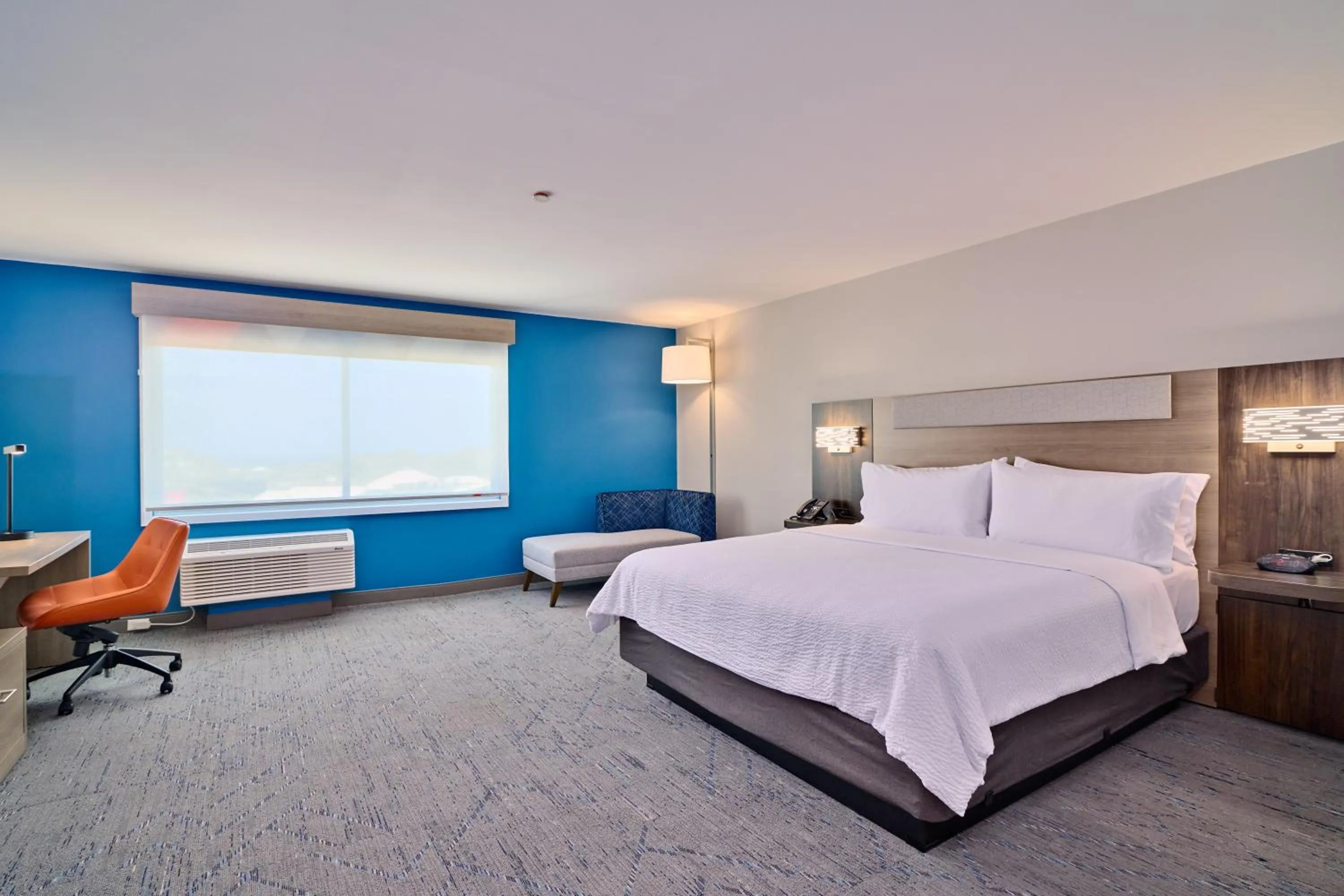 Bed in Holiday Inn Express & Suites Diamond by IHG