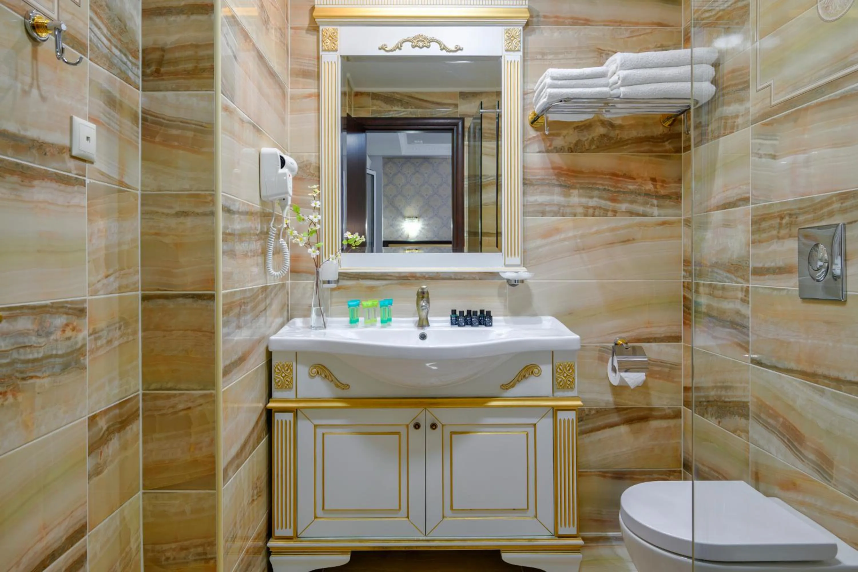 Shower in EONA BEACH RESORT by Greek Pride