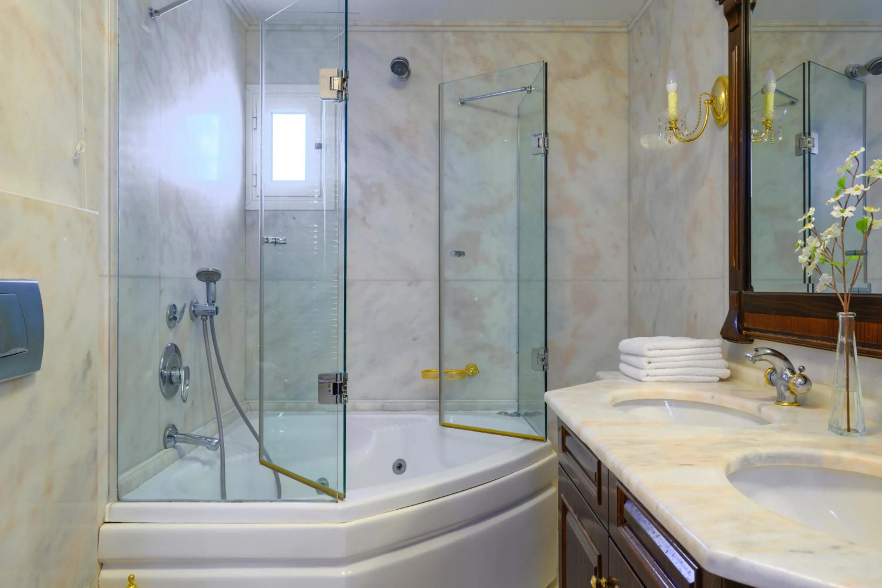 Shower in EONA BEACH RESORT by Greek Pride