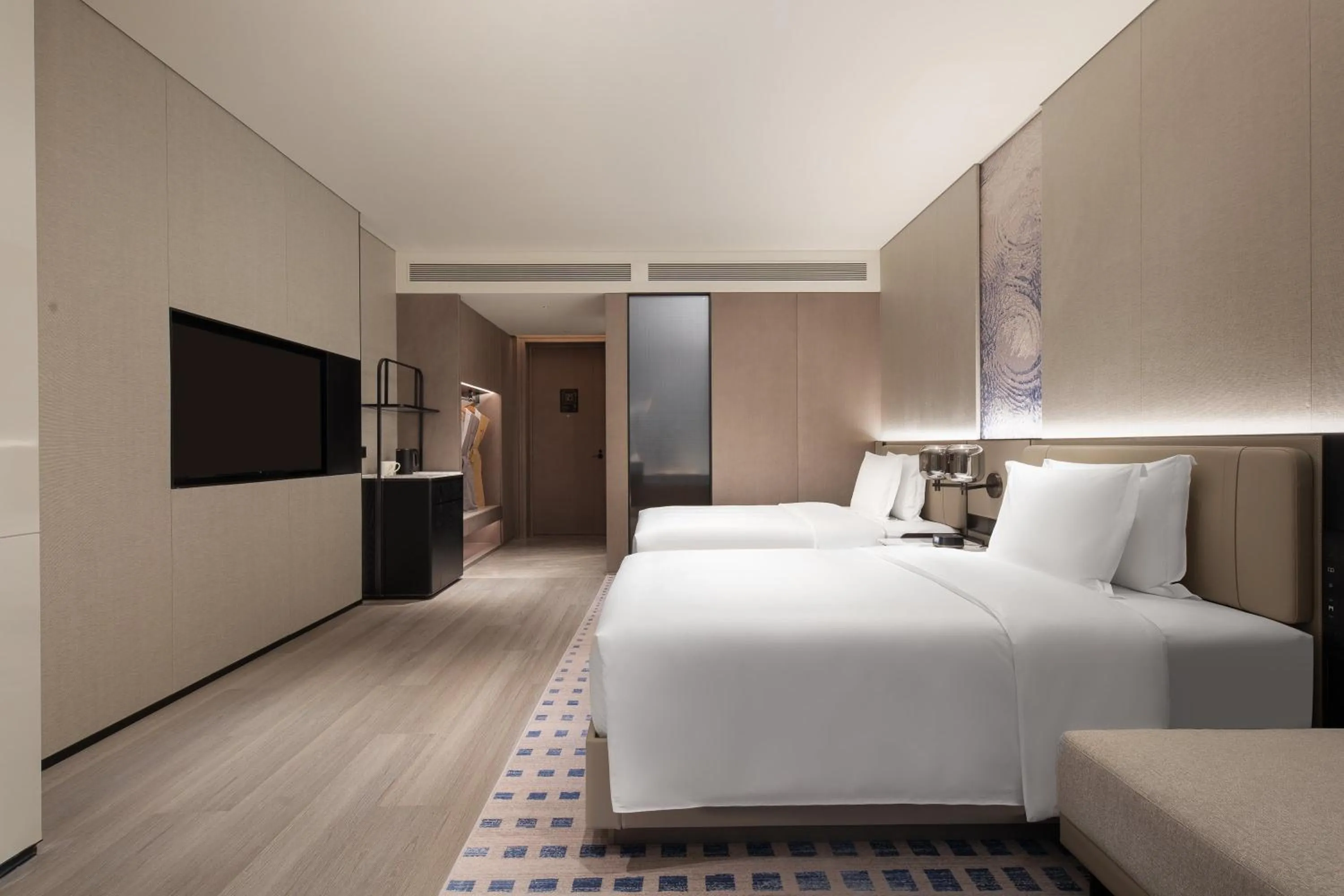 Photo of the whole room, Bed in Crowne Plaza Jingmen by IHG