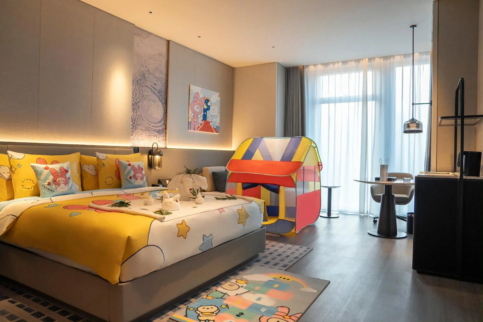 Photo of the whole room, Bed in Crowne Plaza Jingmen by IHG