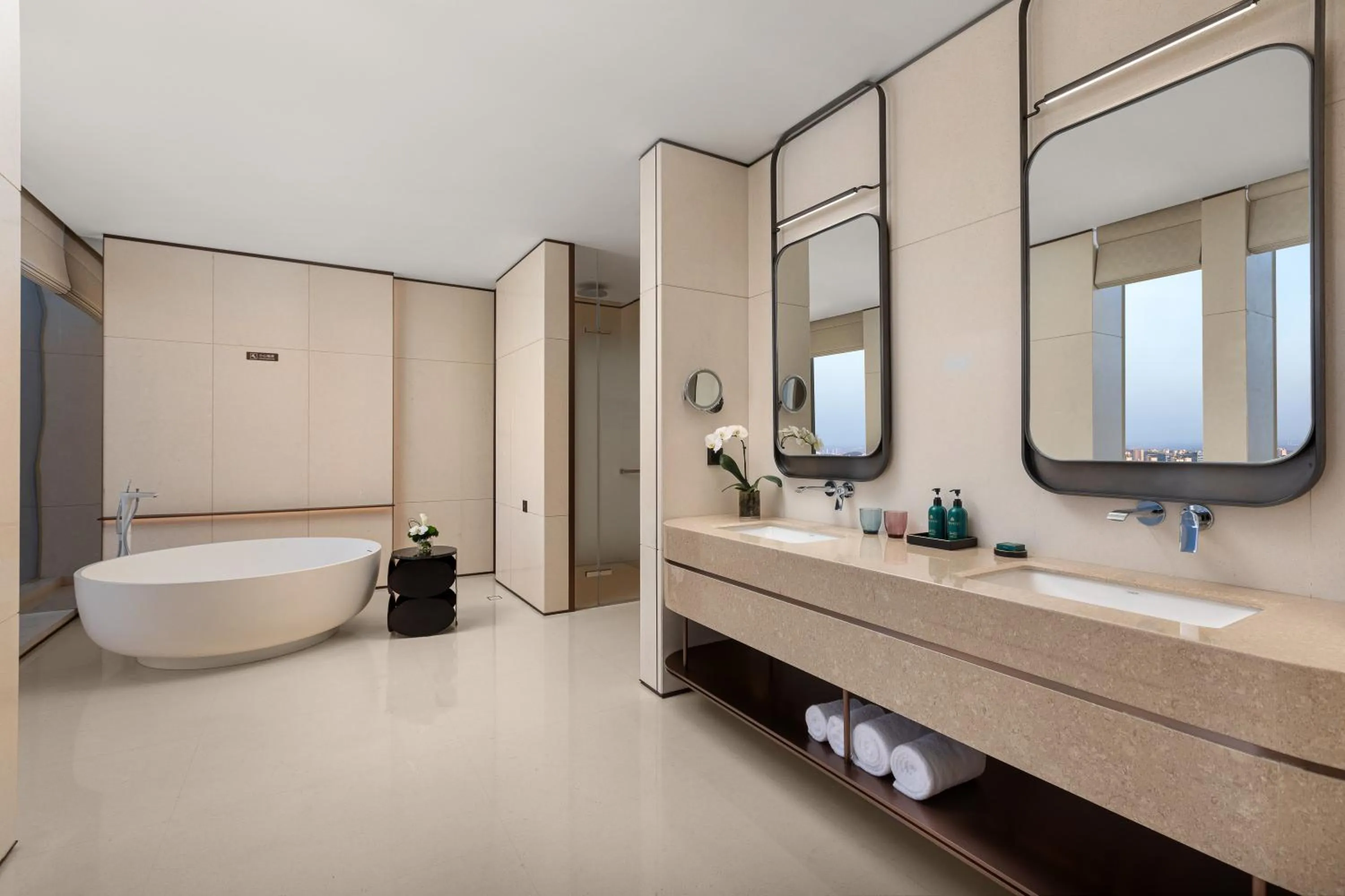 Toilet in Crowne Plaza Jingmen by IHG