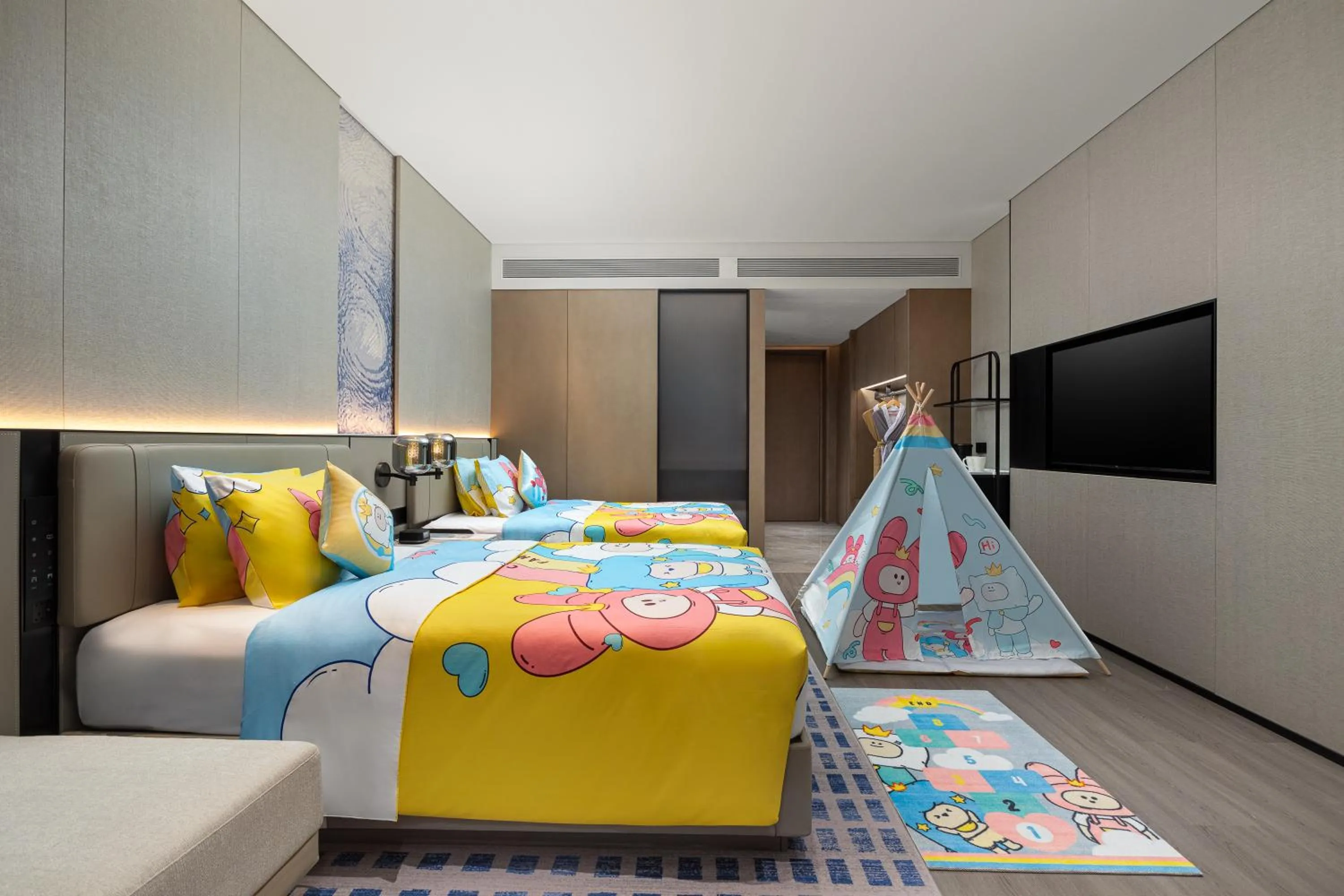 Bedroom, Bed in Crowne Plaza Jingmen by IHG