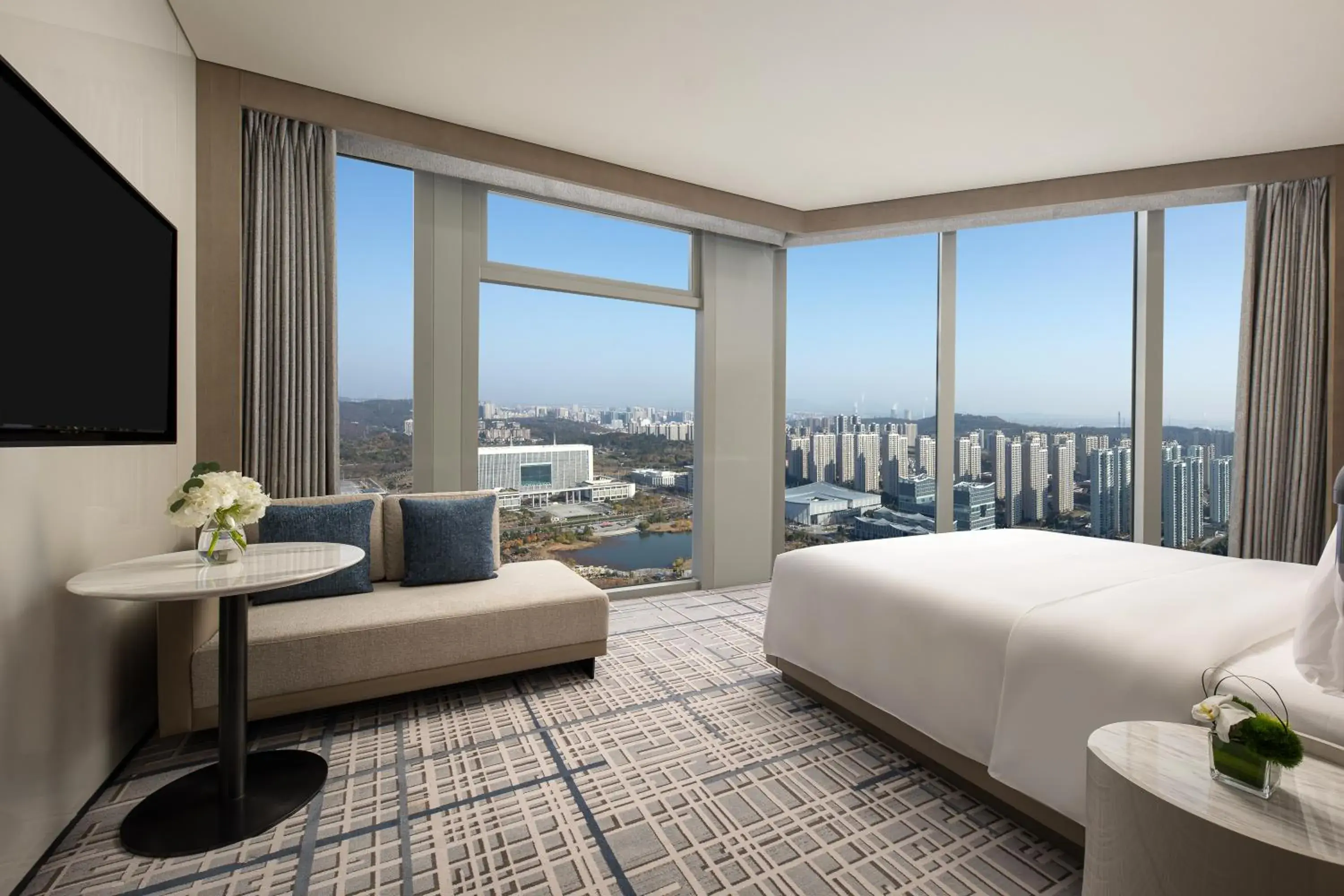 Bed in Crowne Plaza Jingmen by IHG Bed in Crowne Plaza Jingmen by IHG