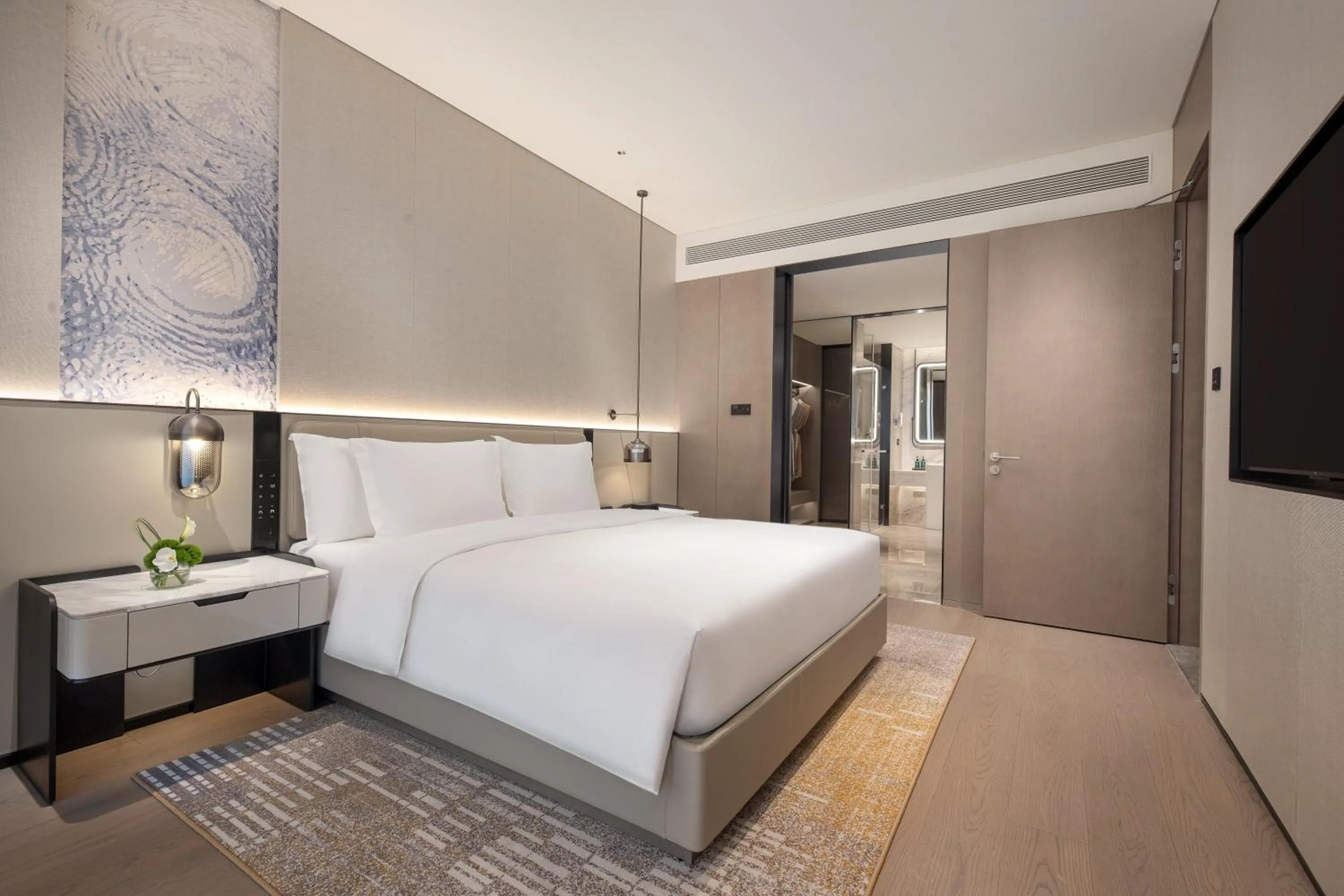 Photo of the whole room, Bed in Crowne Plaza Jingmen by IHG