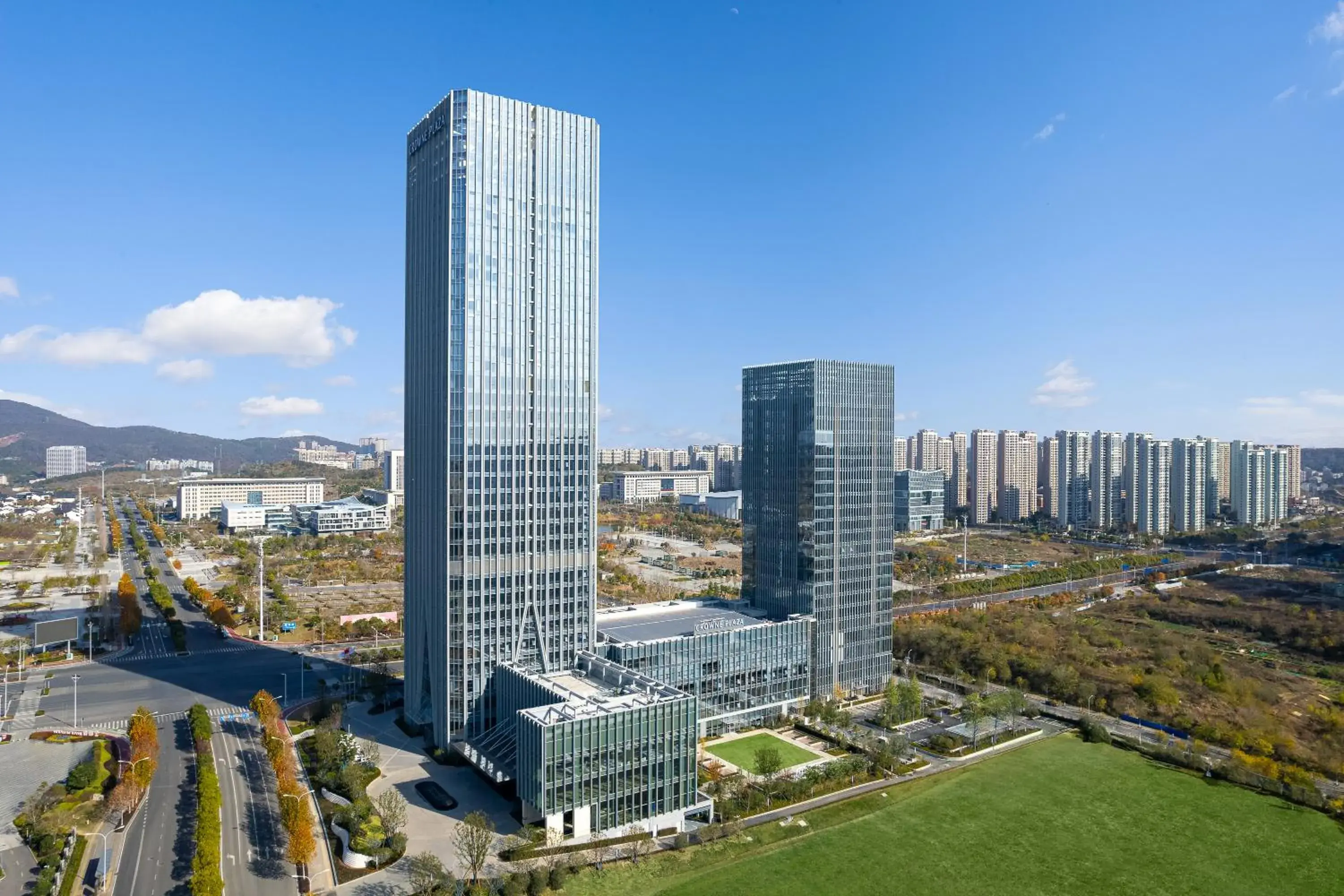 Property building in Crowne Plaza Jingmen by IHG Property building in Crowne Plaza Jingmen by IHG