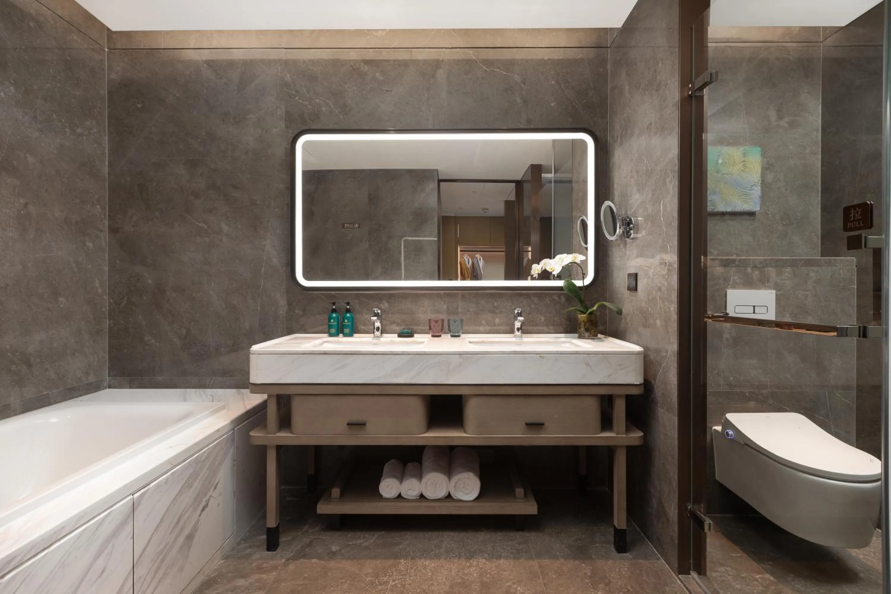 Toilet in Crowne Plaza Jingmen by IHG