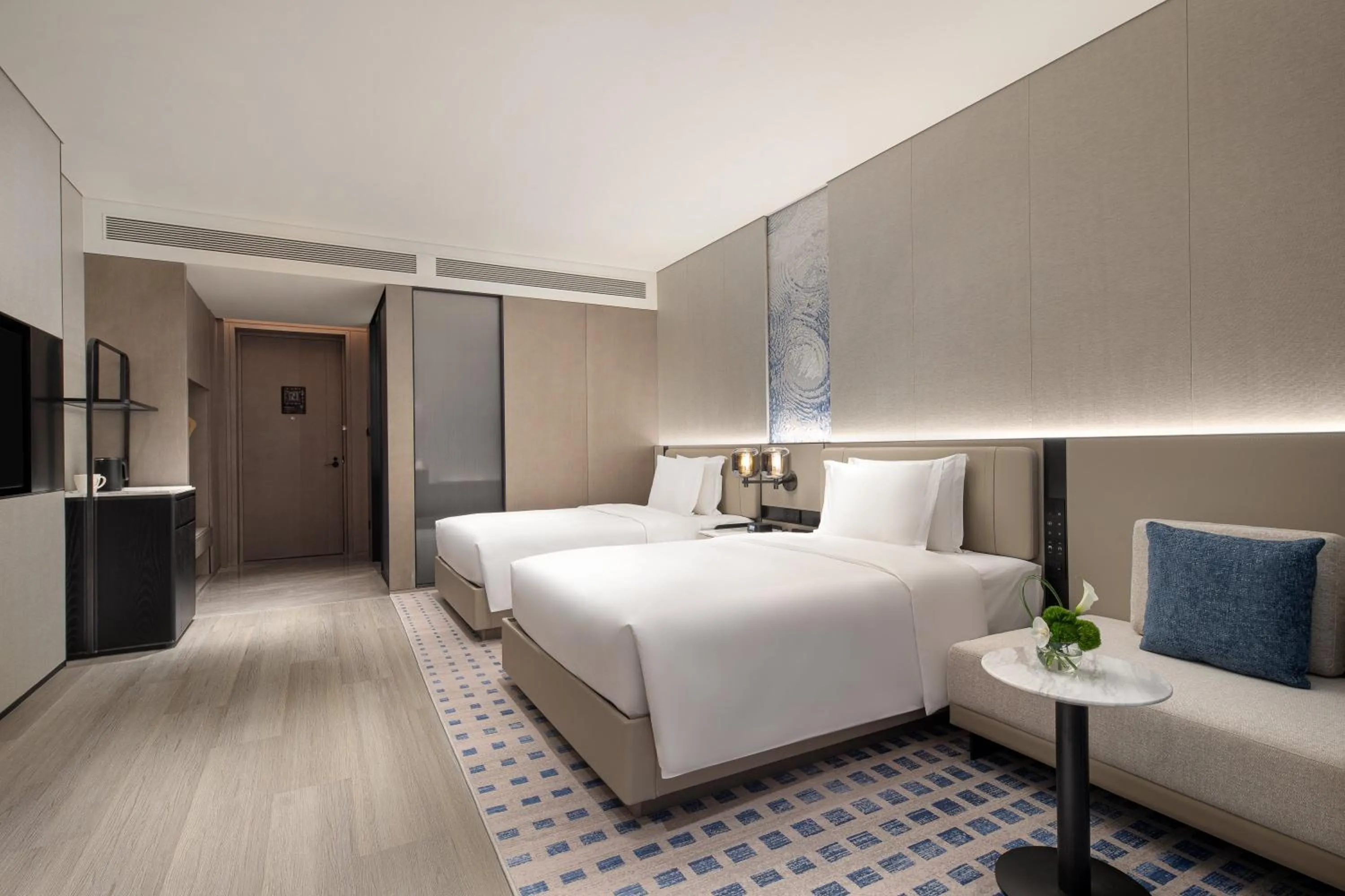 Photo of the whole room, Bed in Crowne Plaza Jingmen by IHG