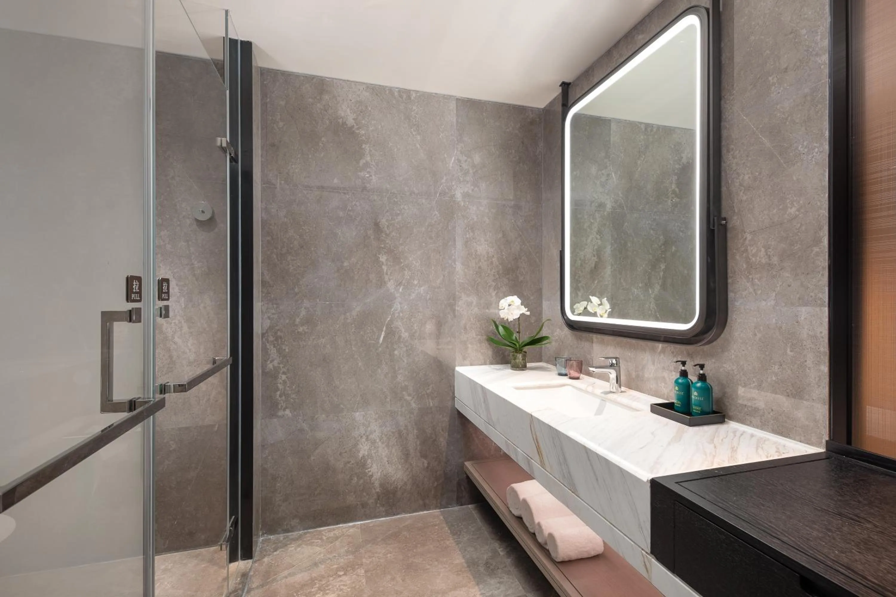 Toilet in Crowne Plaza Jingmen by IHG