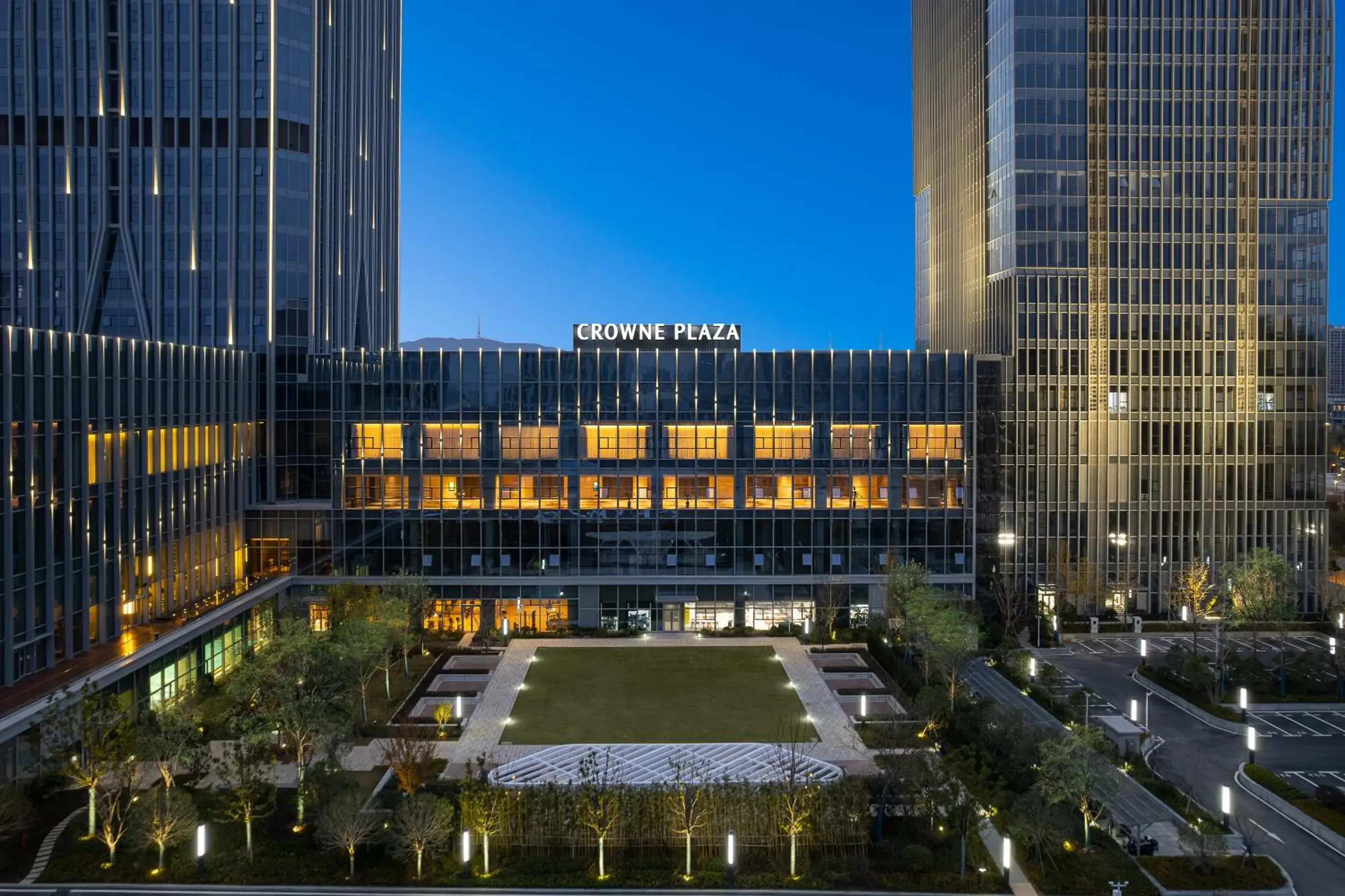 Property building in Crowne Plaza Jingmen by IHG Property building in Crowne Plaza Jingmen by IHG