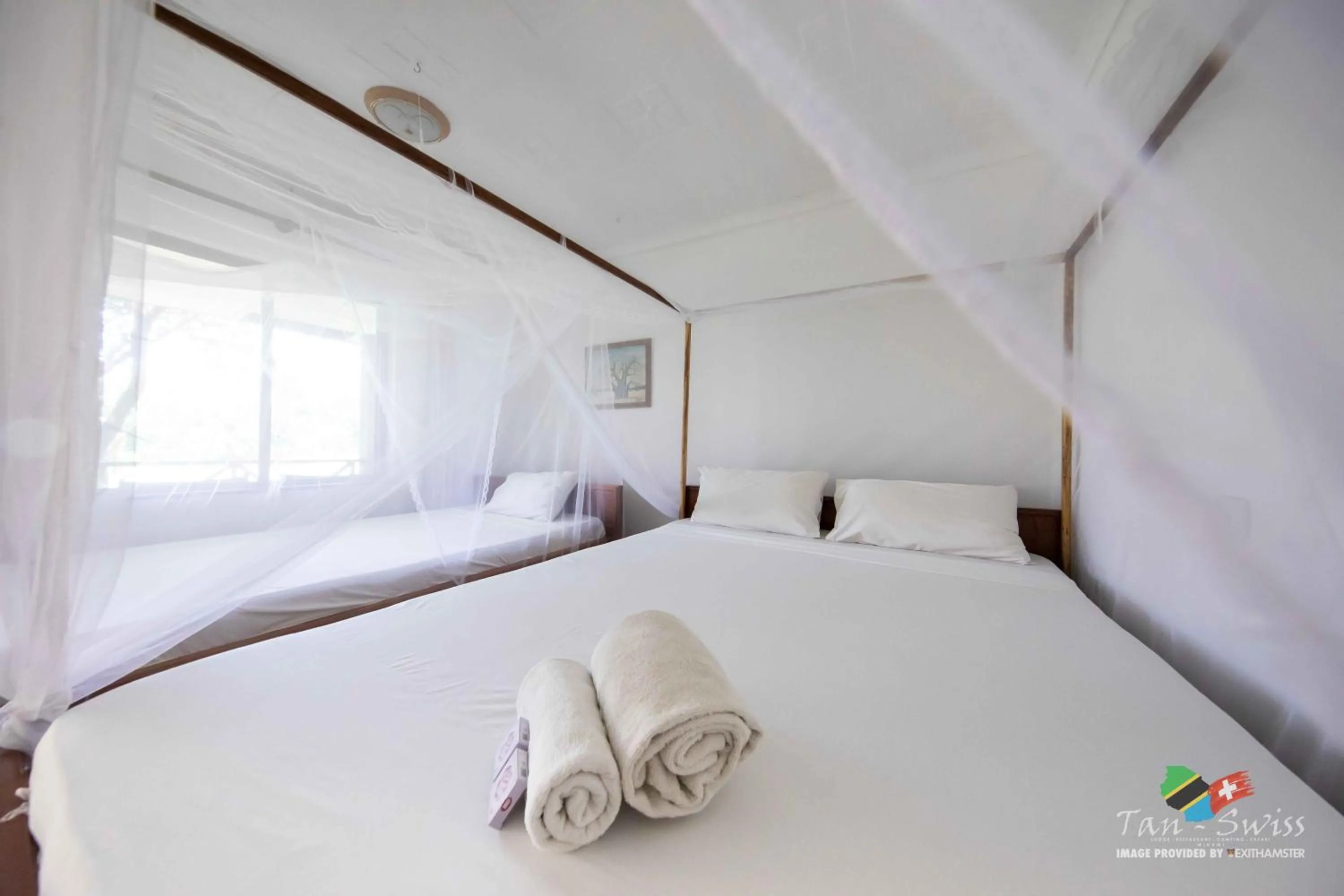 Bedroom, Bed in Tan-Swiss Lodge