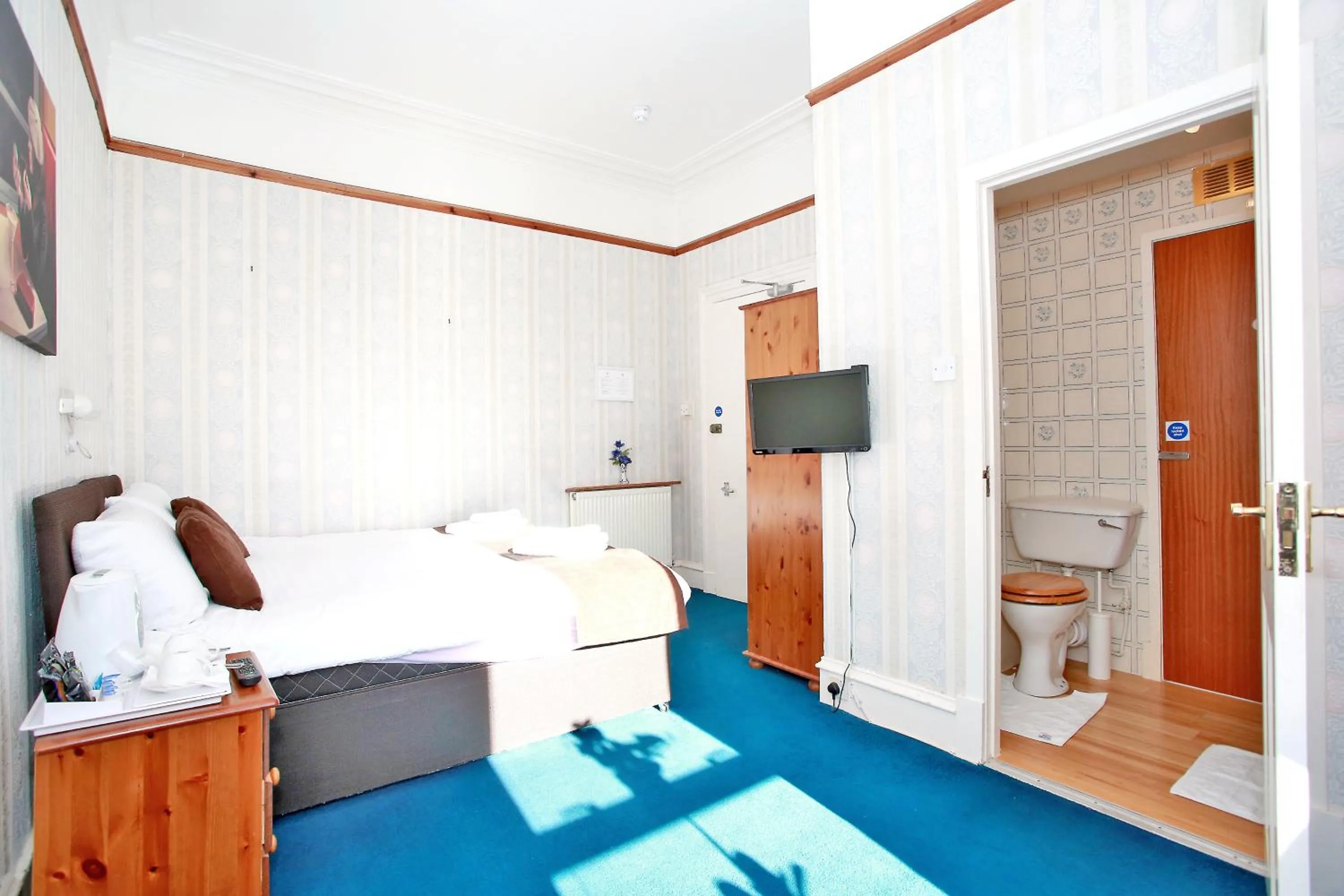 Photo of the whole room, Bed in CitiHouse Aberdeen West End