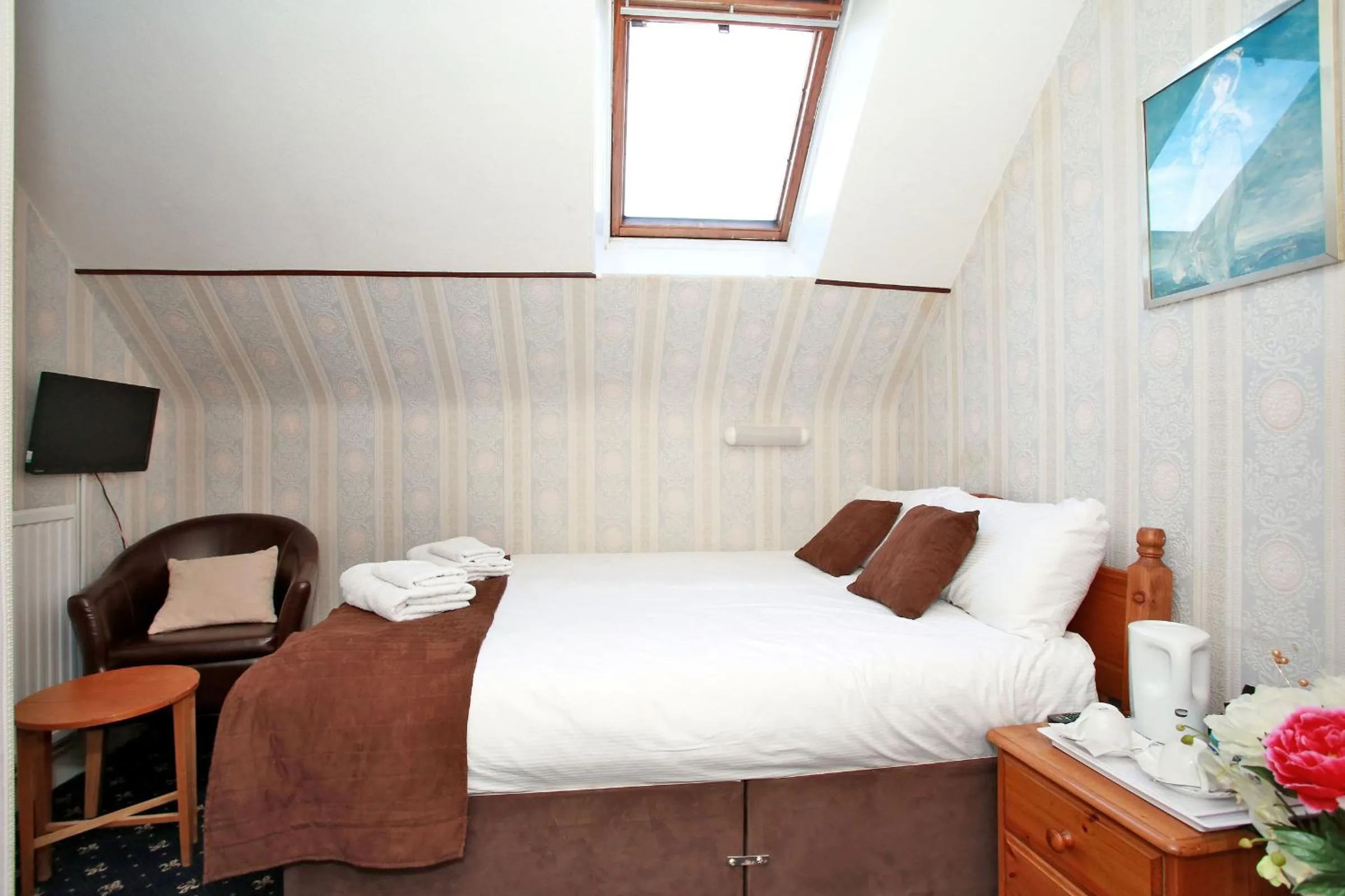 Photo of the whole room, Bed in CitiHouse Aberdeen West End