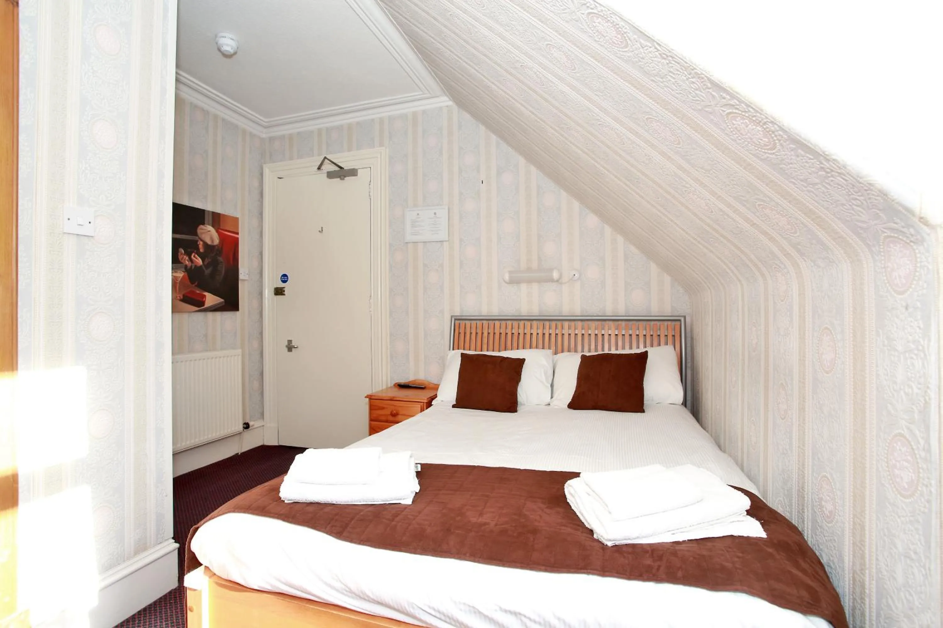 Photo of the whole room, Bed in CitiHouse Aberdeen West End