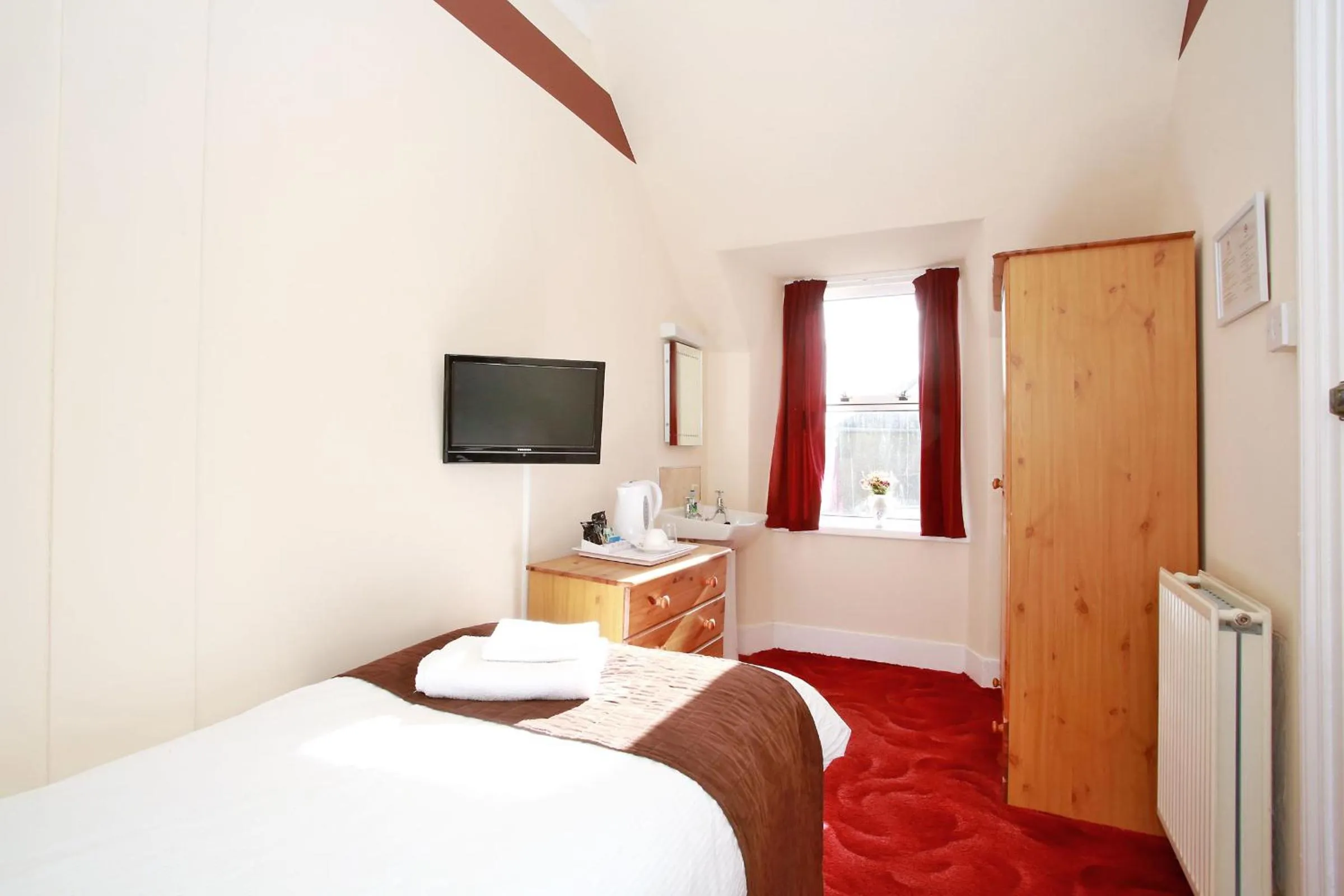 Photo of the whole room, Bed in CitiHouse Aberdeen West End