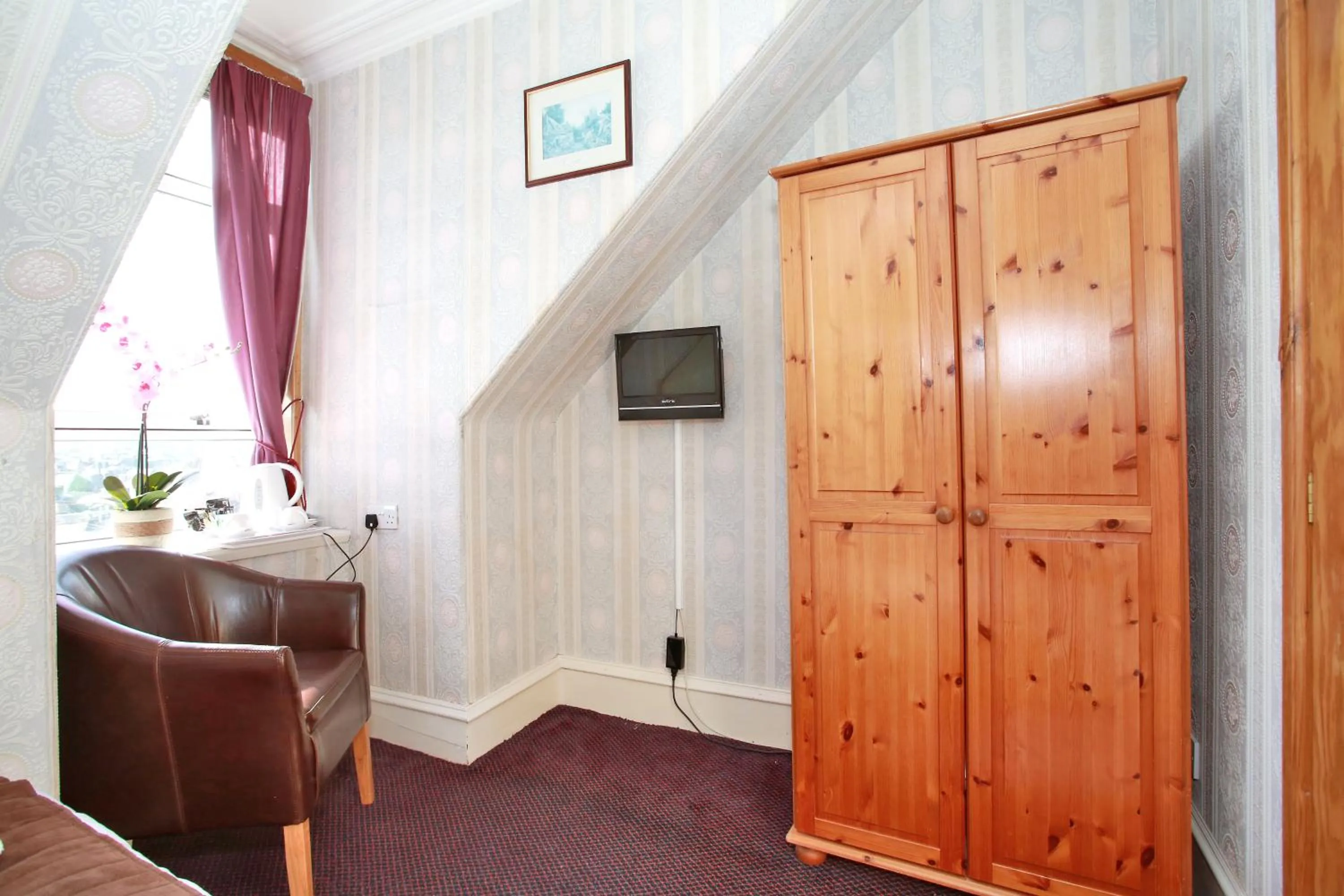 Photo of the whole room in CitiHouse Aberdeen West End