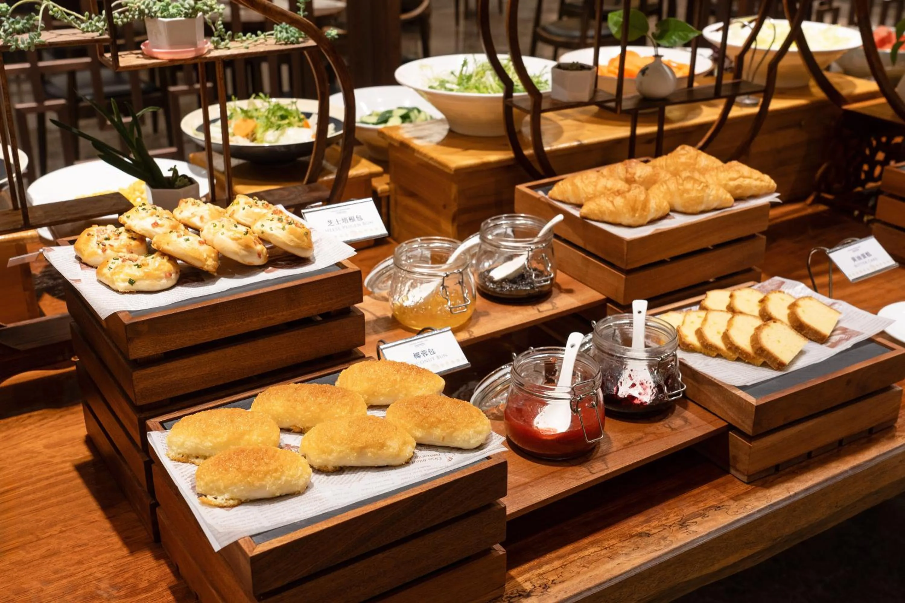 Buffet breakfast in Grand Mercure Kunming South