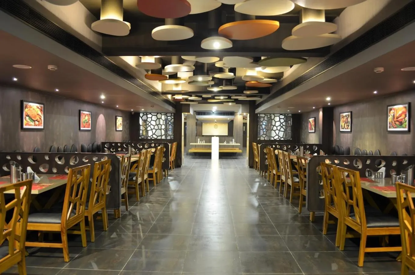 Restaurant/places to eat in Hotel Mahi's Gateway
