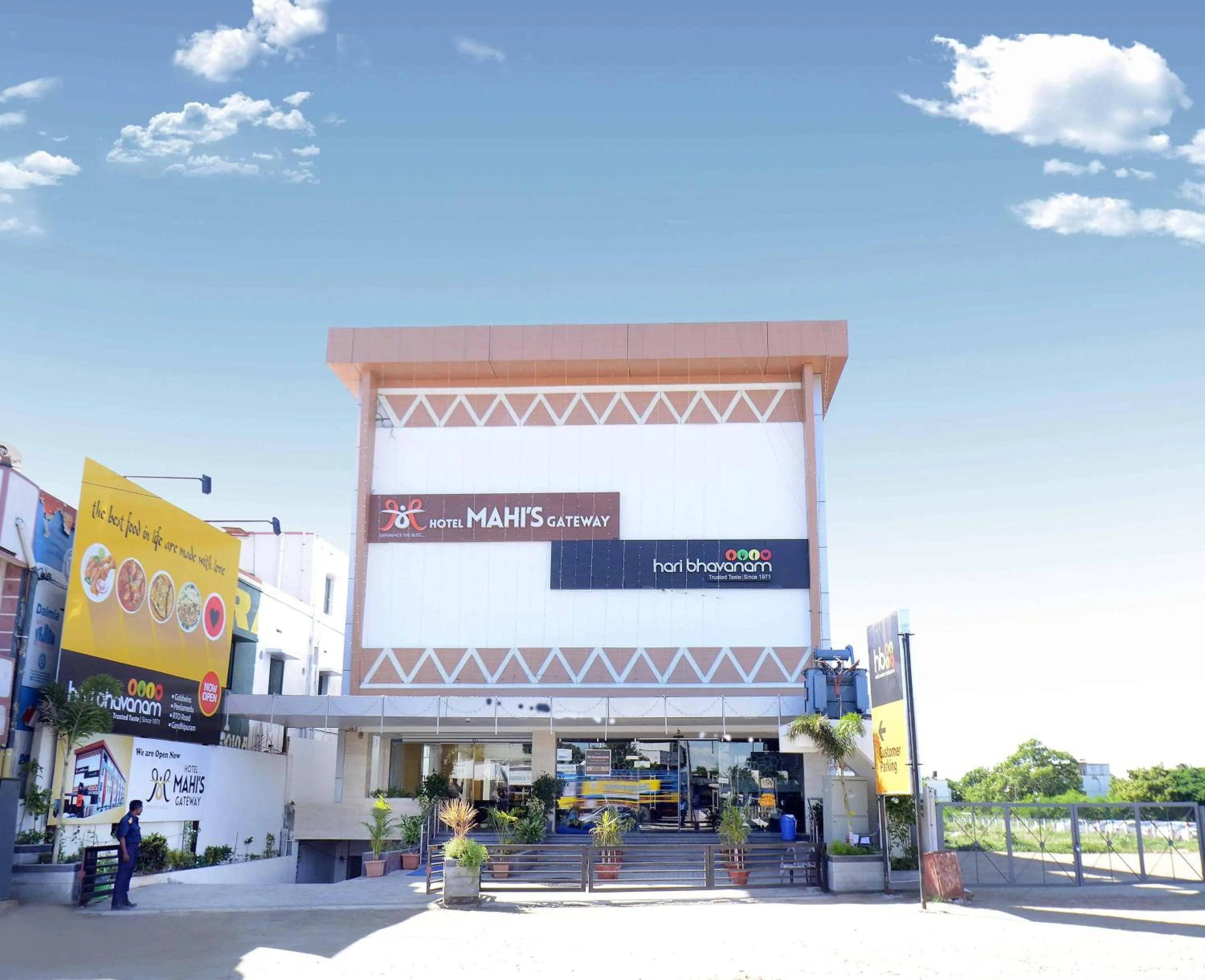Property building in Hotel Mahi's Gateway