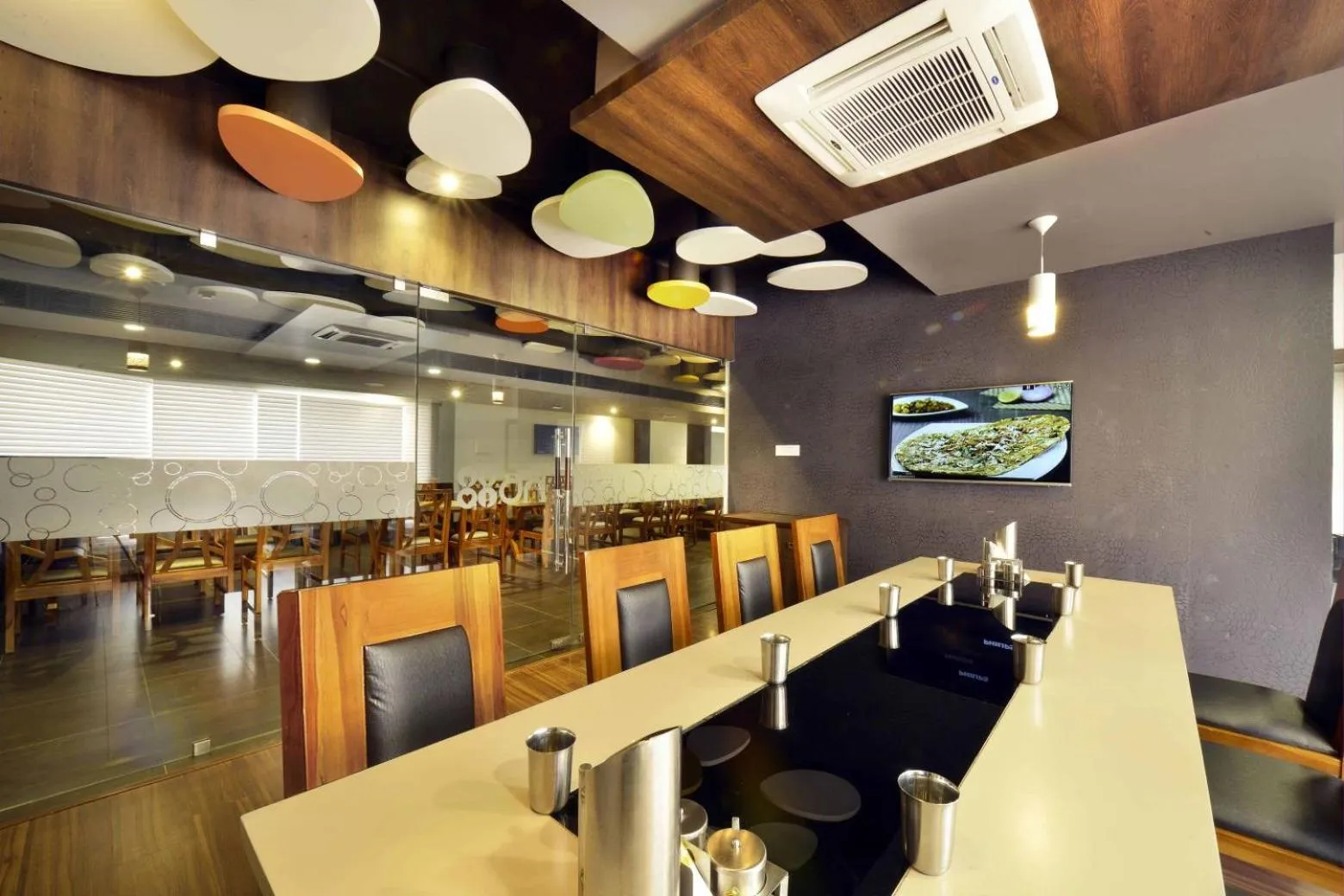 Restaurant/places to eat in Hotel Mahi's Gateway