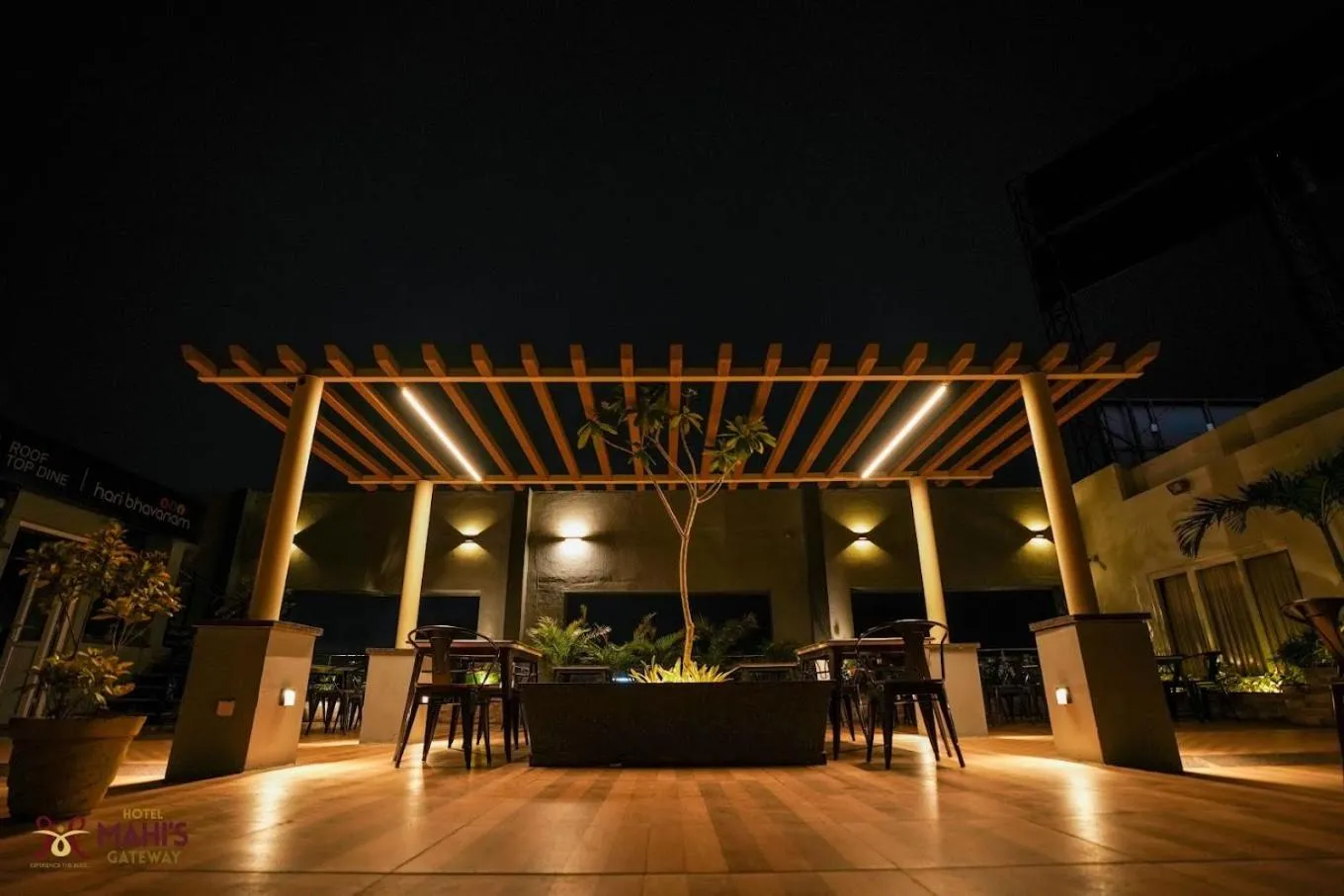 Restaurant/places to eat in Hotel Mahi's Gateway