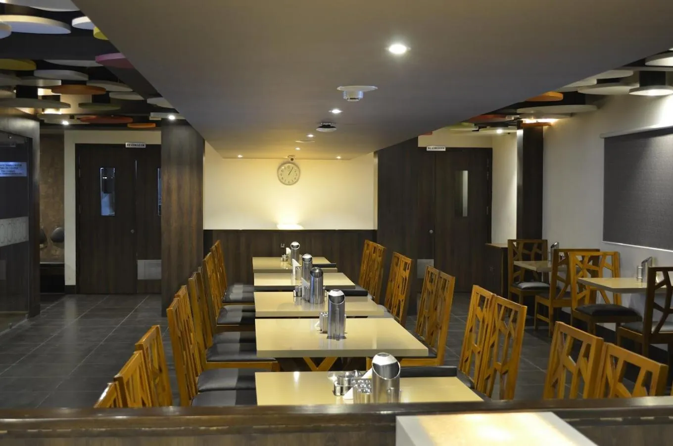 Restaurant/places to eat in Hotel Mahi's Gateway