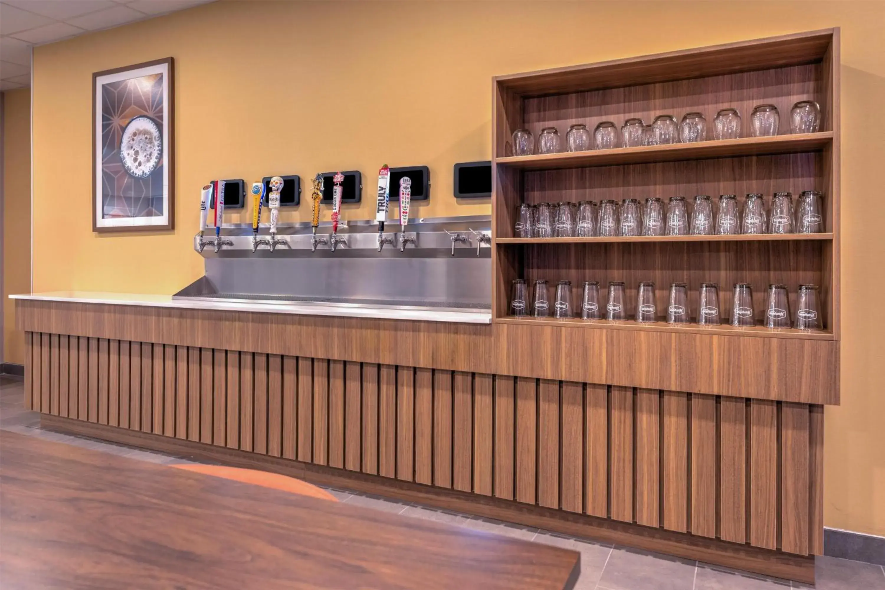 Lounge or bar in Hampton Inn & Suites by Hilton Little Rock Airport Lounge or bar in Hampton Inn & Suites by Hilton Little Rock Airport