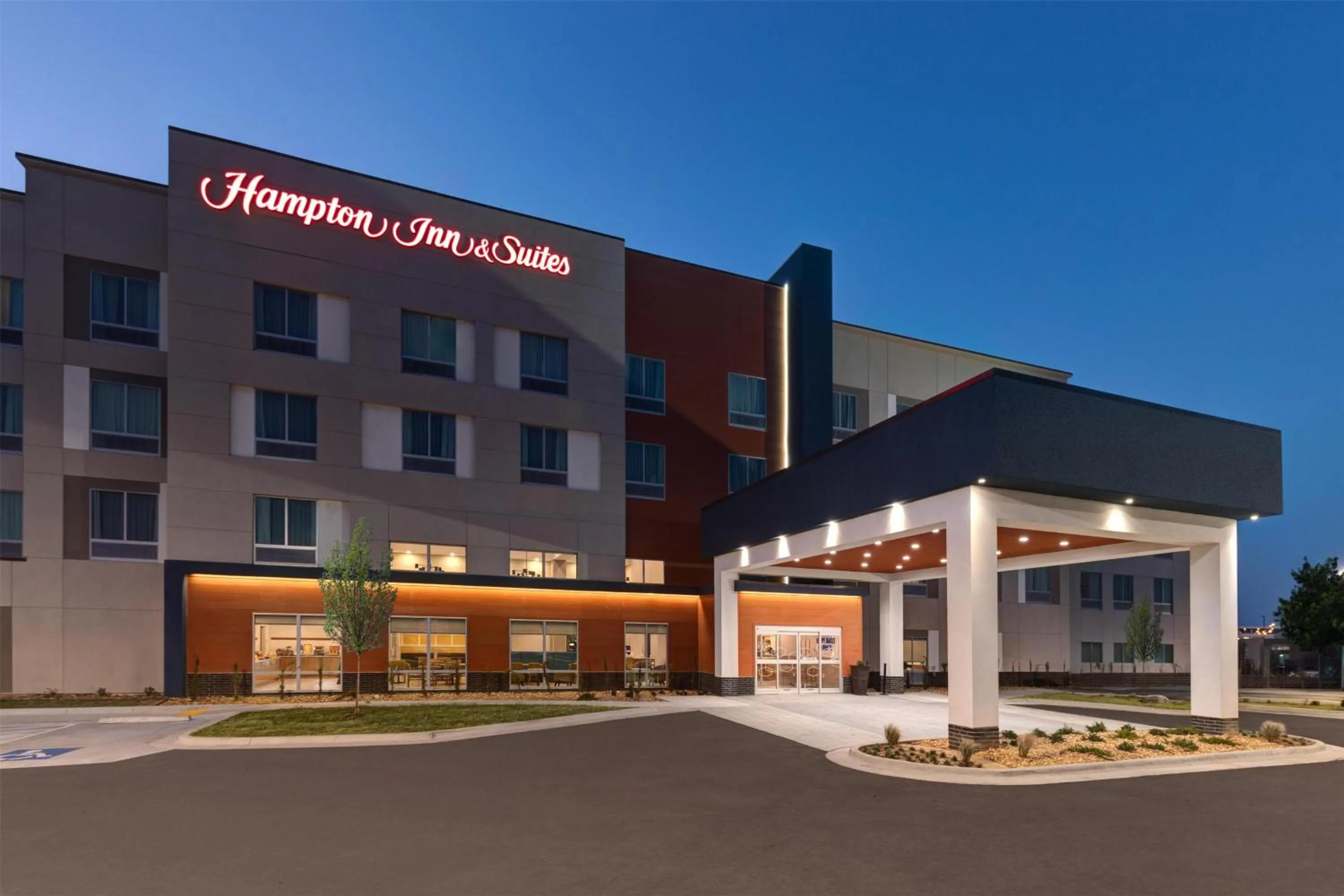 Property building in Hampton Inn & Suites by Hilton Little Rock Airport