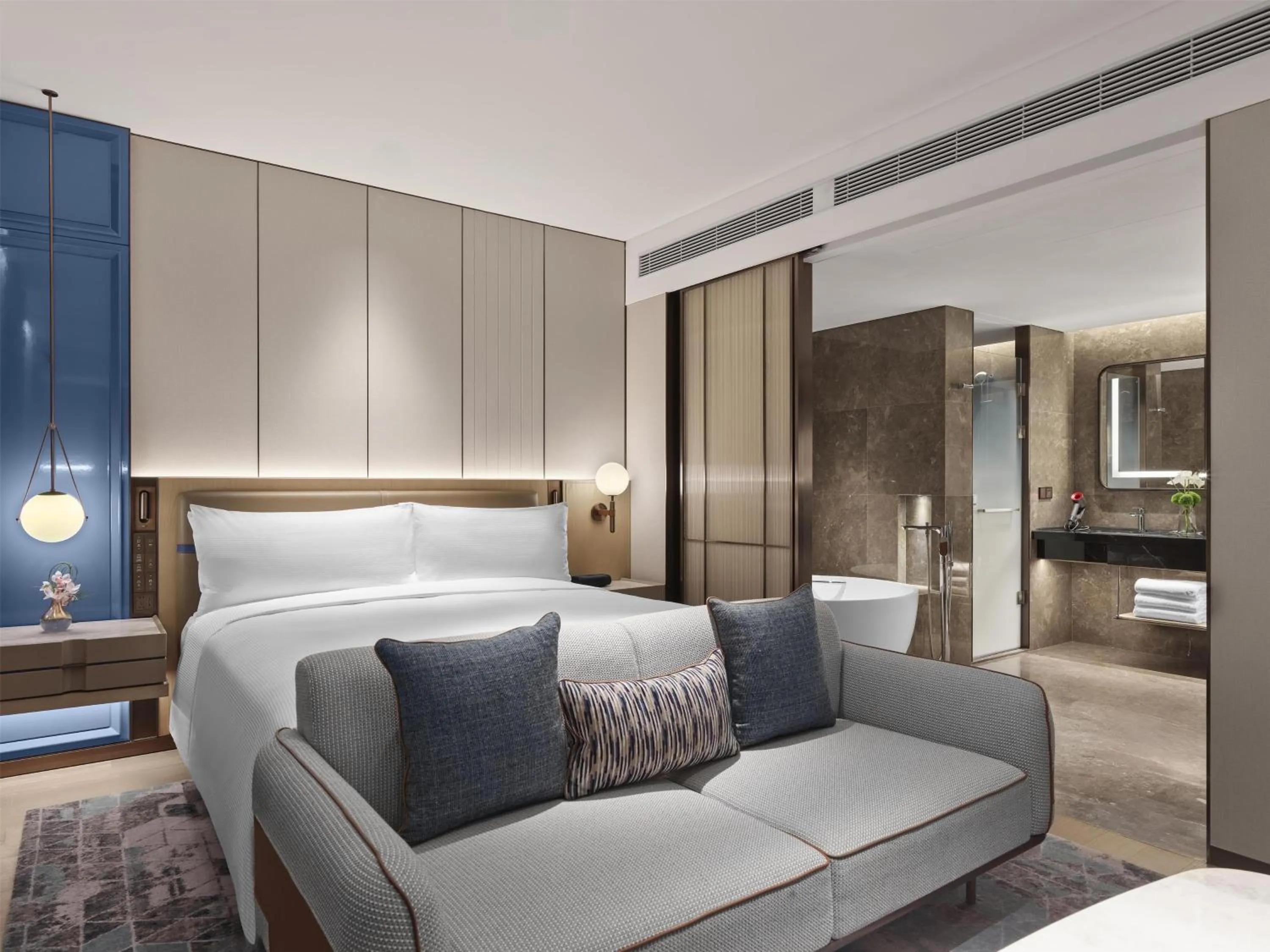Bathroom, Bed in Hilton Shanghai Greater Hongqiao