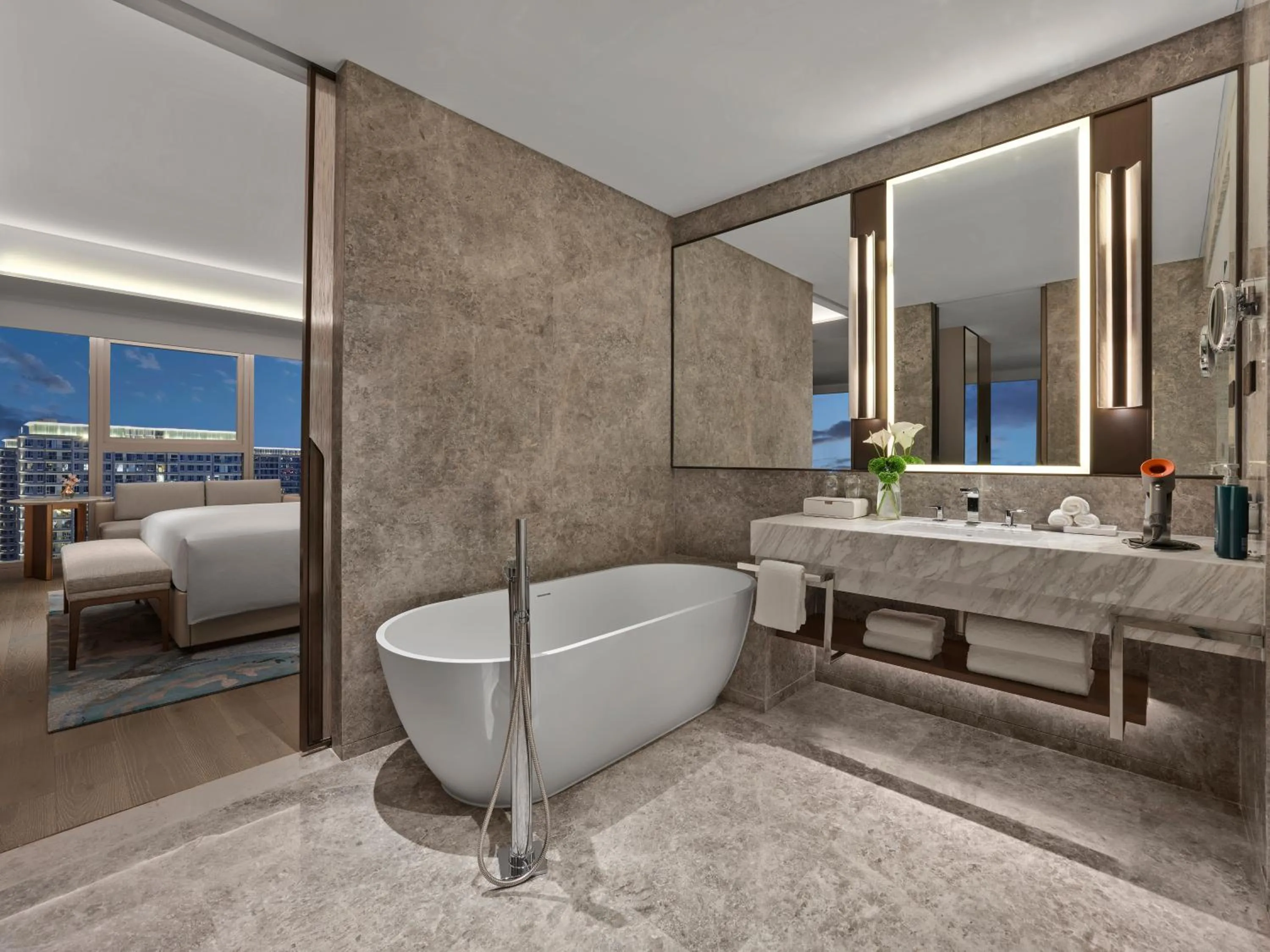Bathroom, Bed in Hilton Shanghai Greater Hongqiao