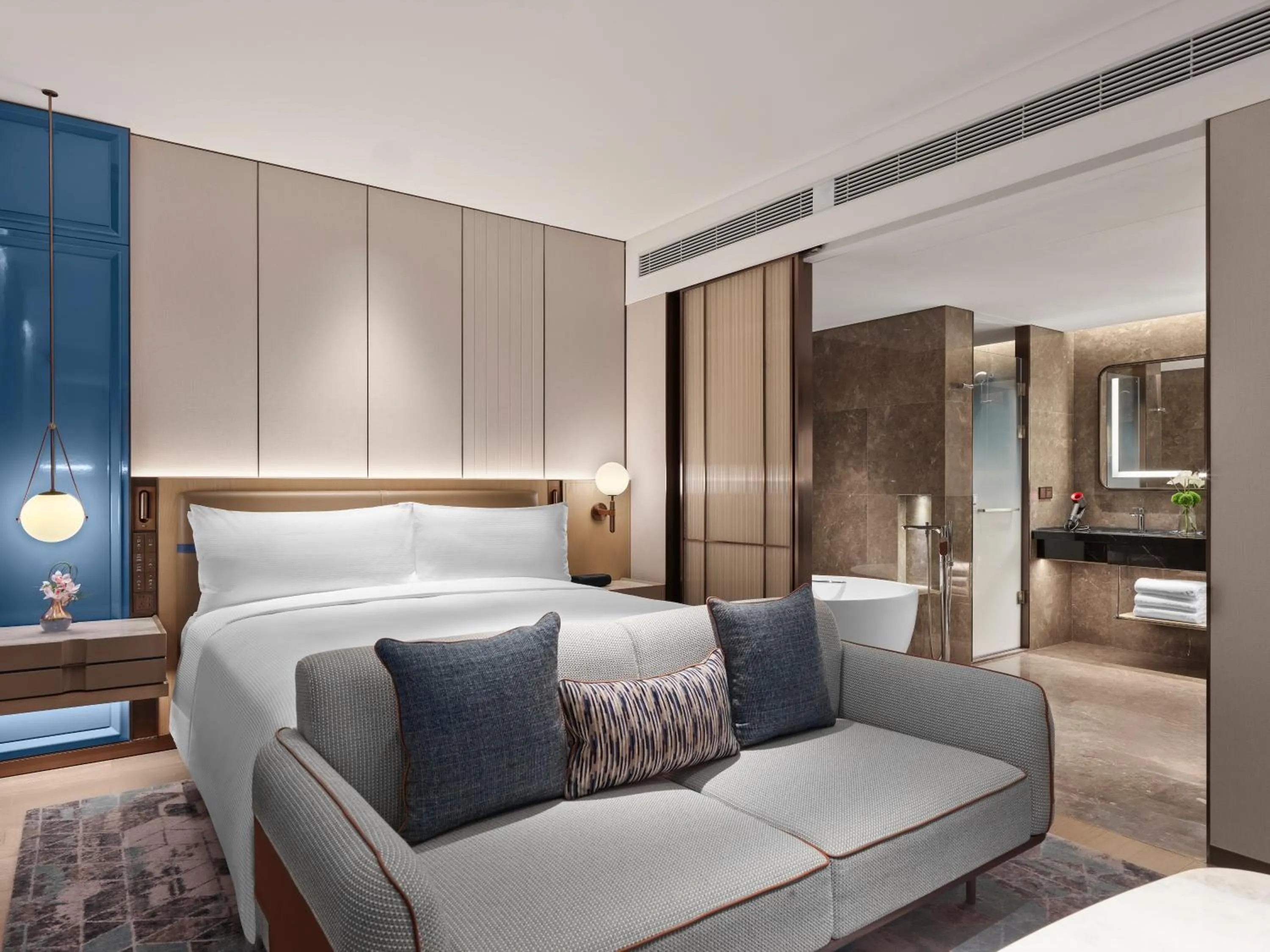 Photo of the whole room, Bed in Hilton Shanghai Greater Hongqiao