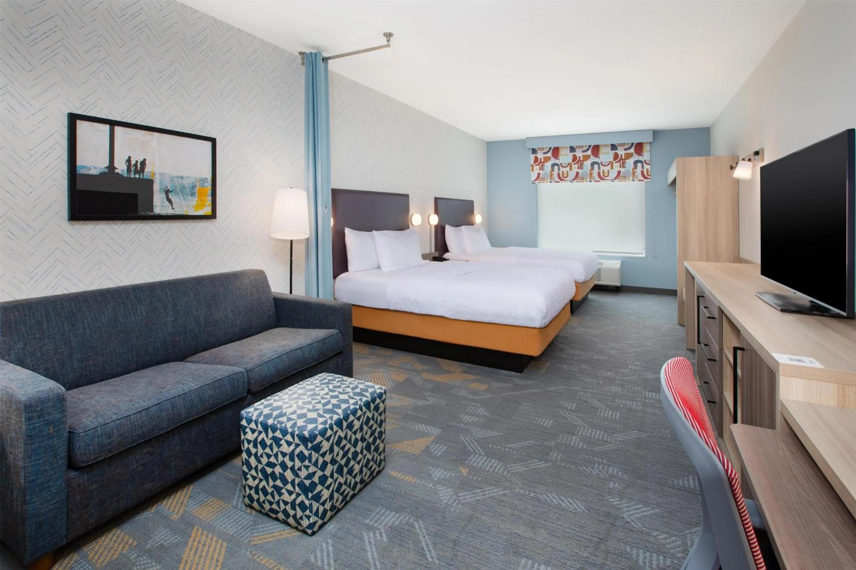 Living room, Bed in Home2 Suites By Hilton Traverse City