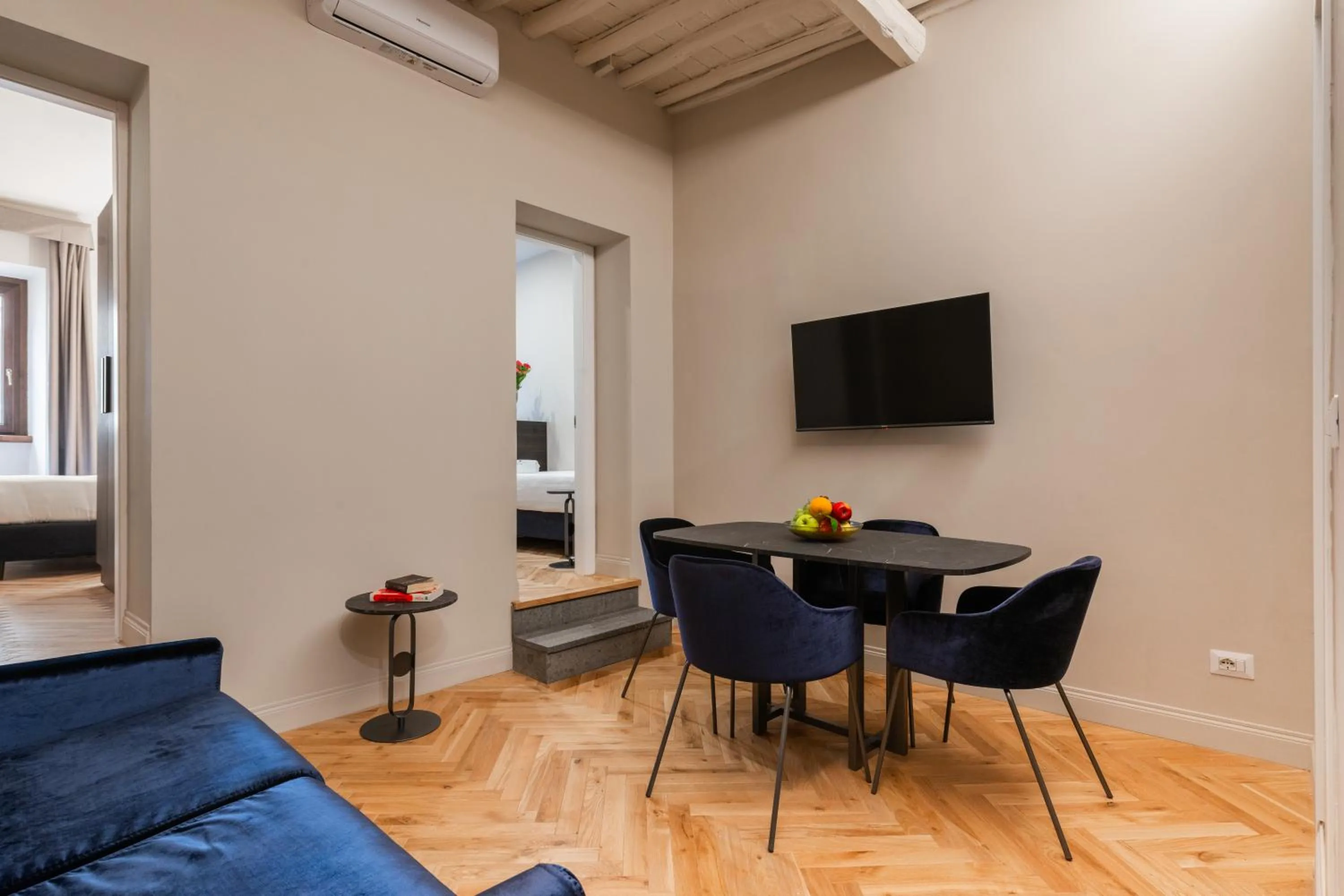 TV and multimedia in H77 Apartments - Maison D'Art Collection