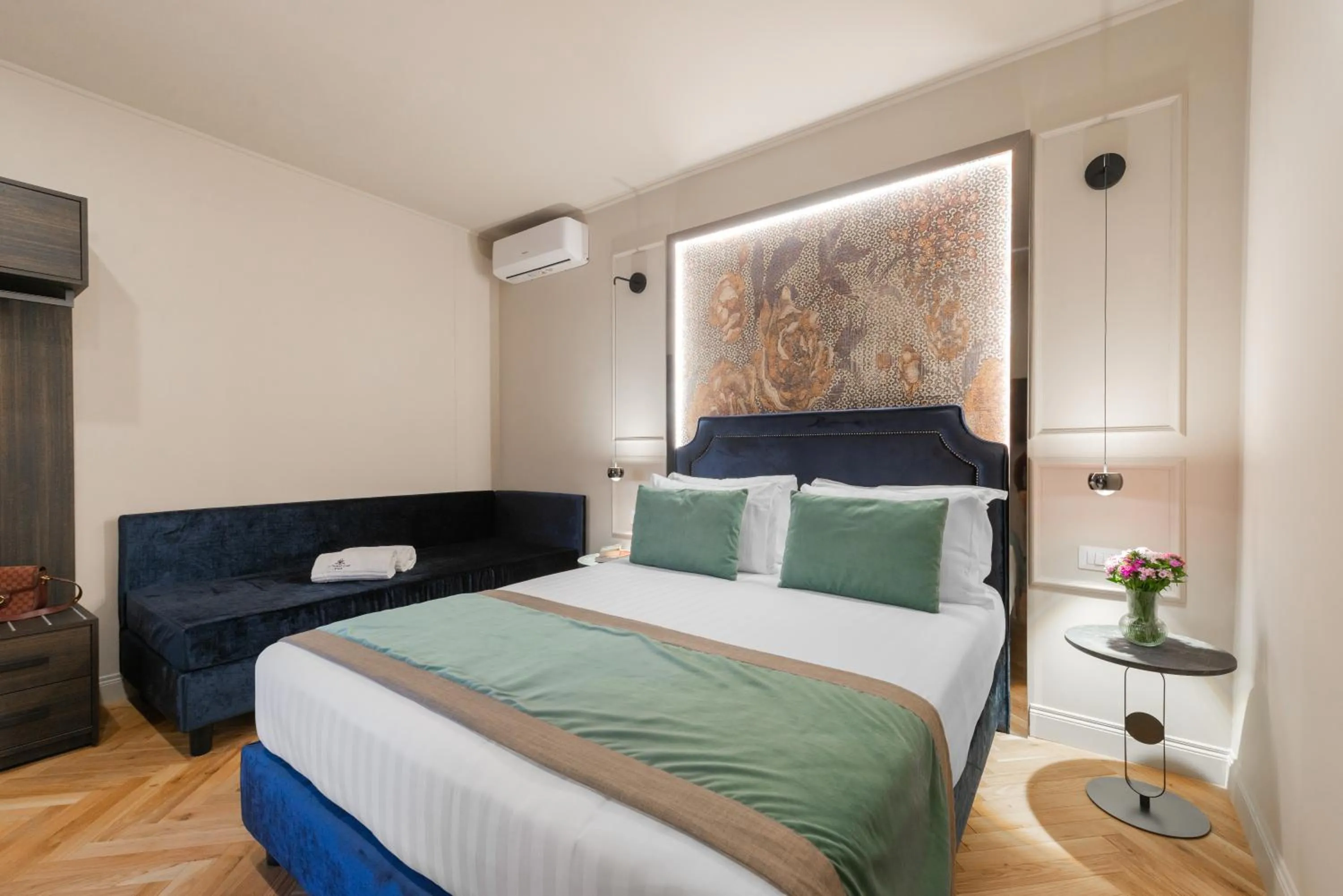 Bed in H77 Apartments - Maison D'Art Collection
