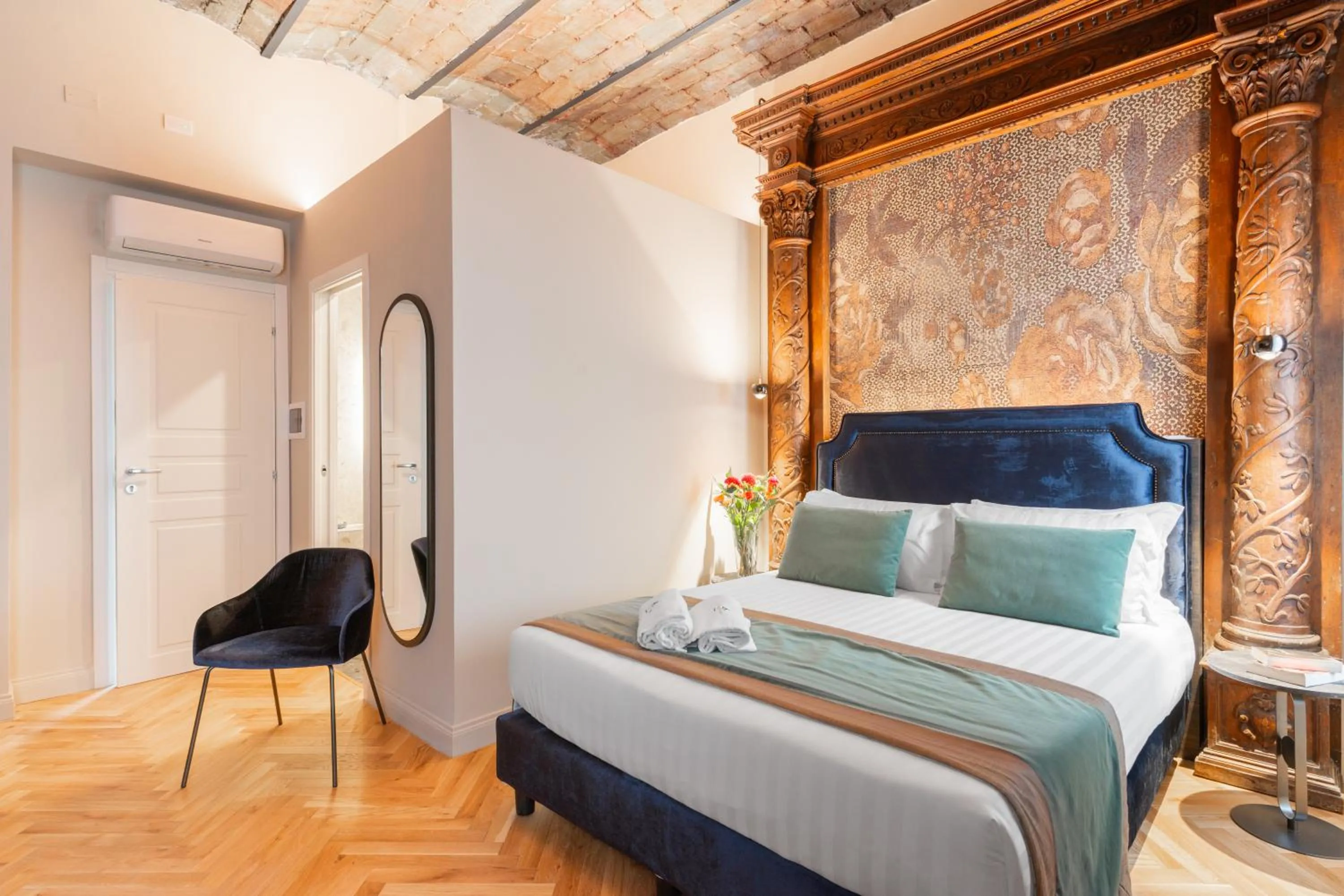 Bed in H77 Apartments - Maison D'Art Collection