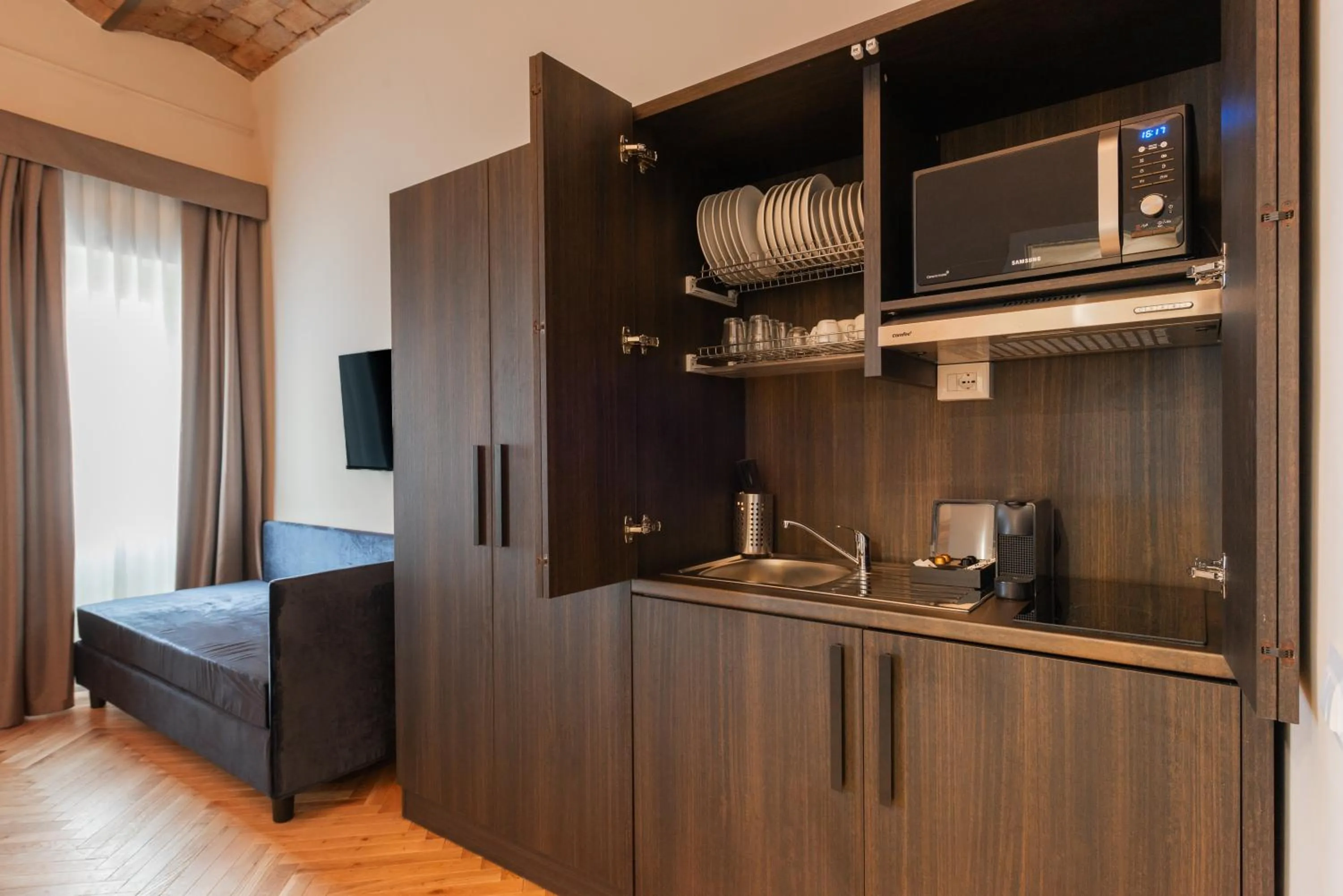 Coffee/tea facilities, Bed in H77 Apartments - Maison D'Art Collection