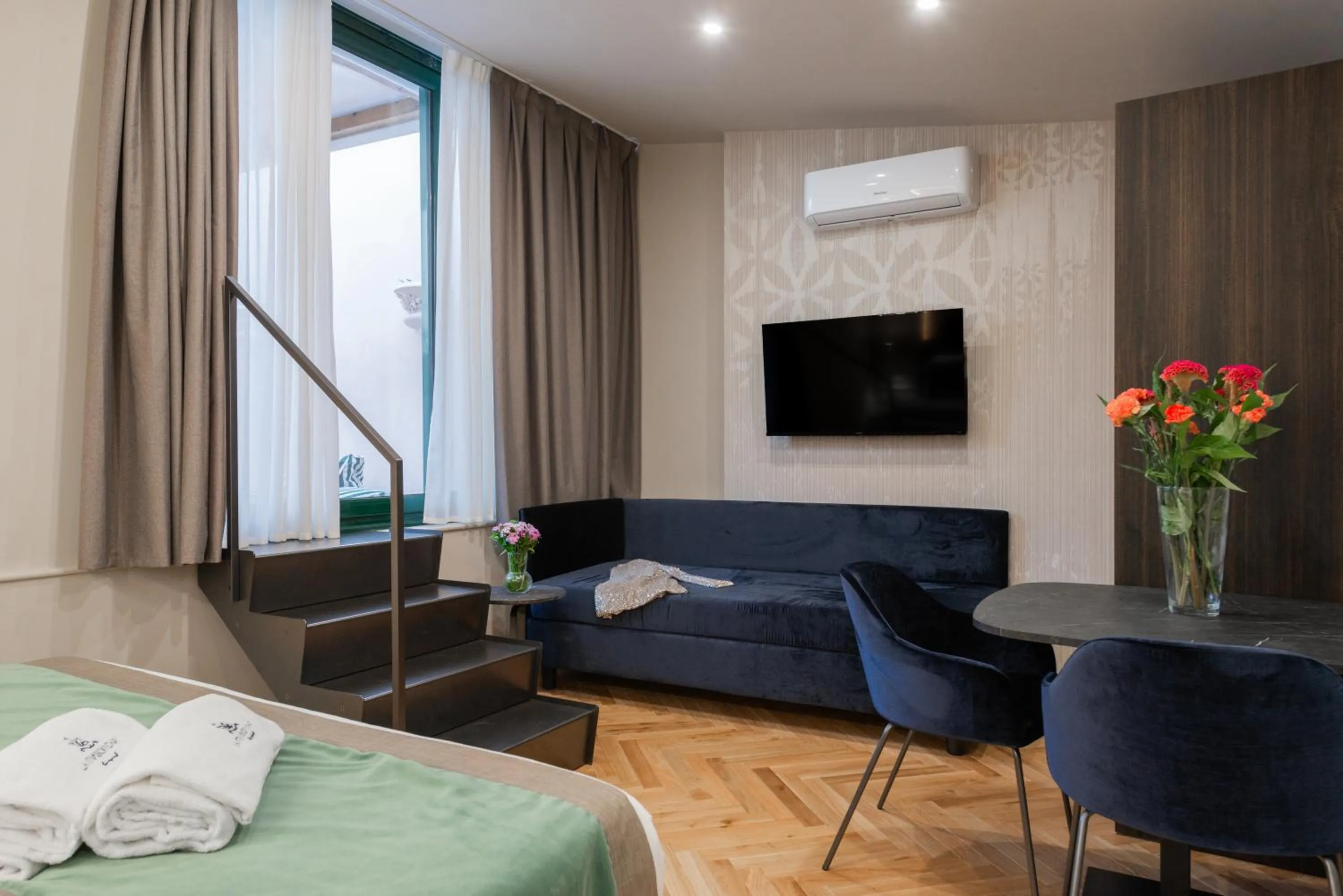 TV and multimedia, Bed in H77 Apartments - Maison D'Art Collection