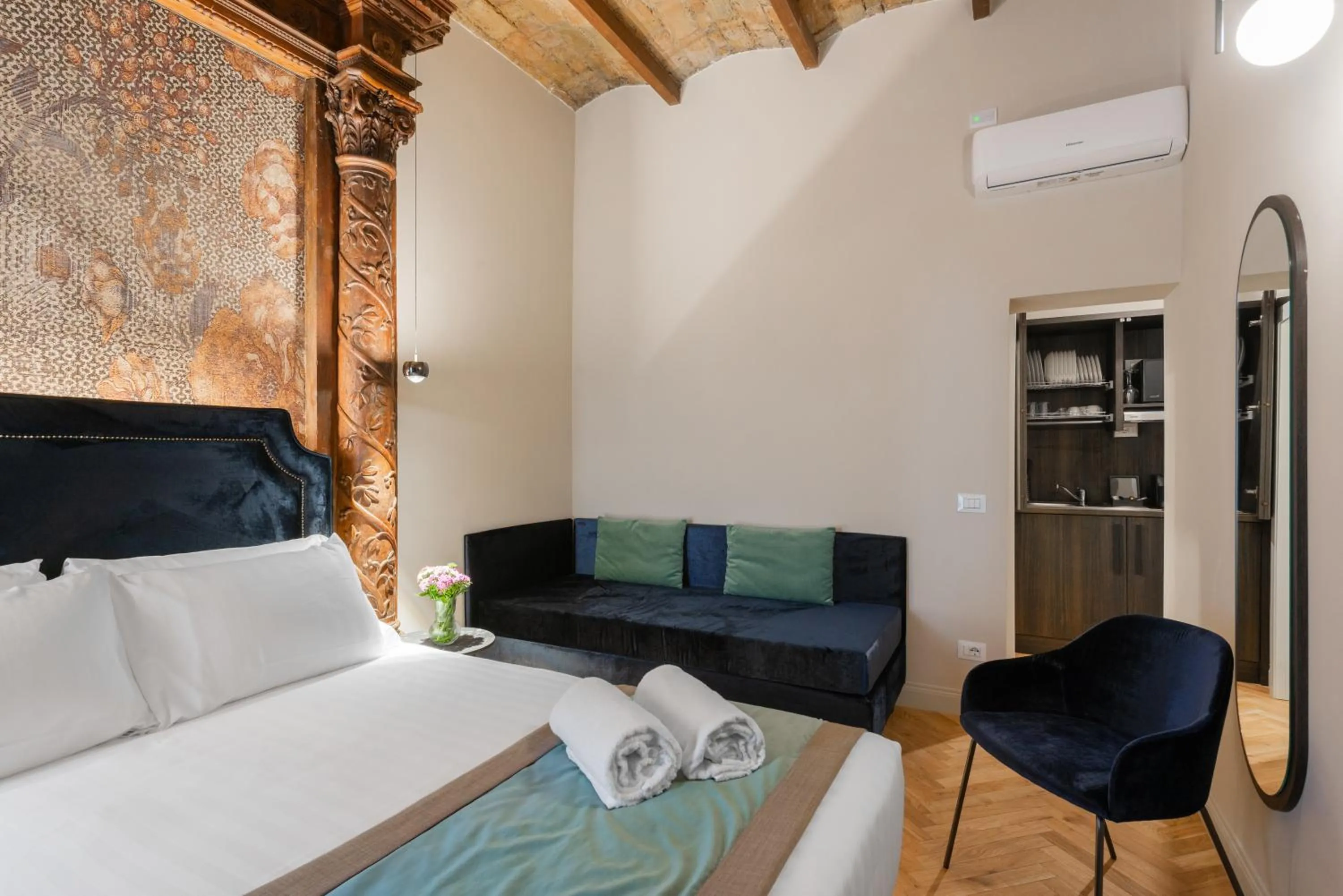 Bed in H77 Apartments - Maison D'Art Collection