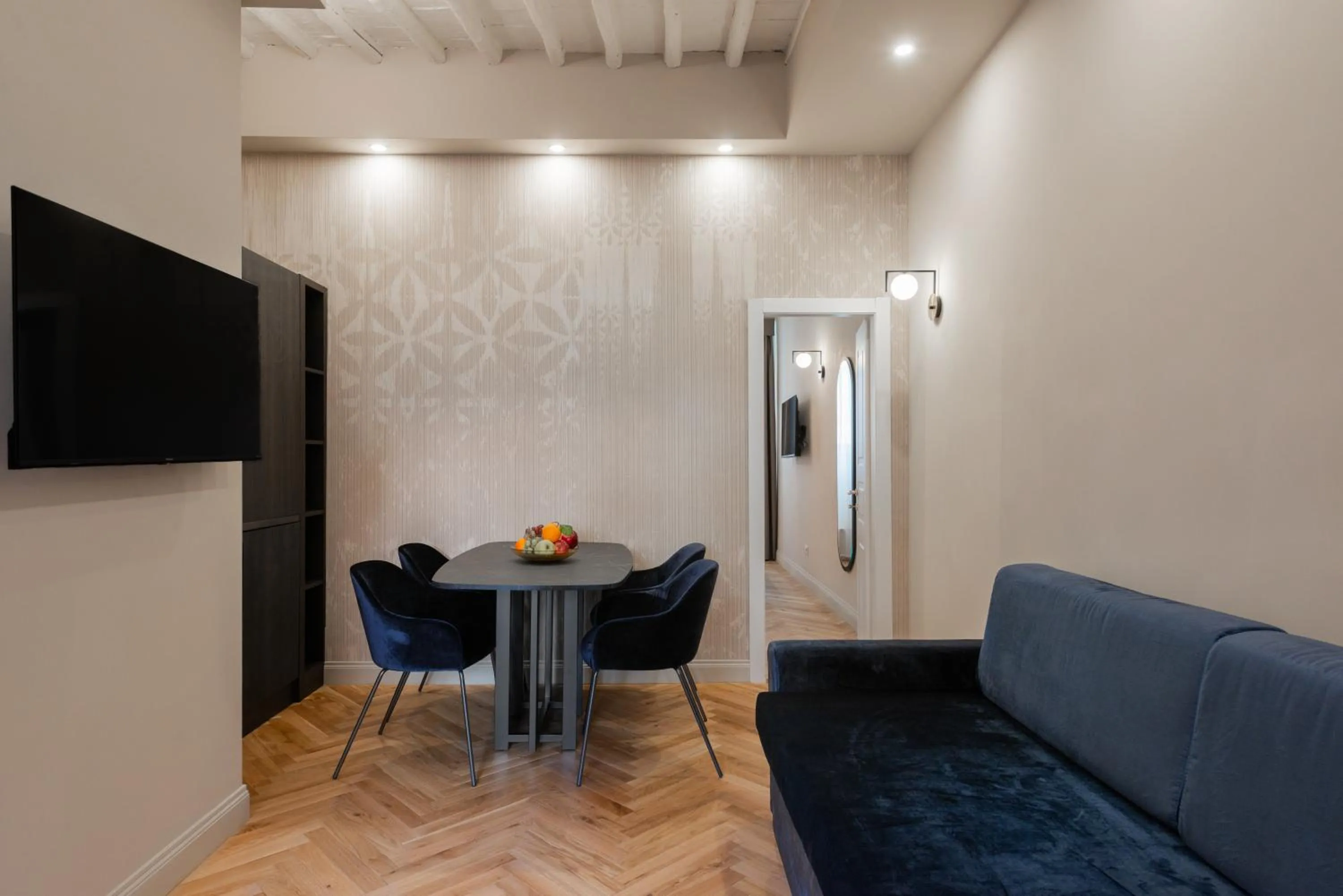 TV and multimedia in H77 Apartments - Maison D'Art Collection