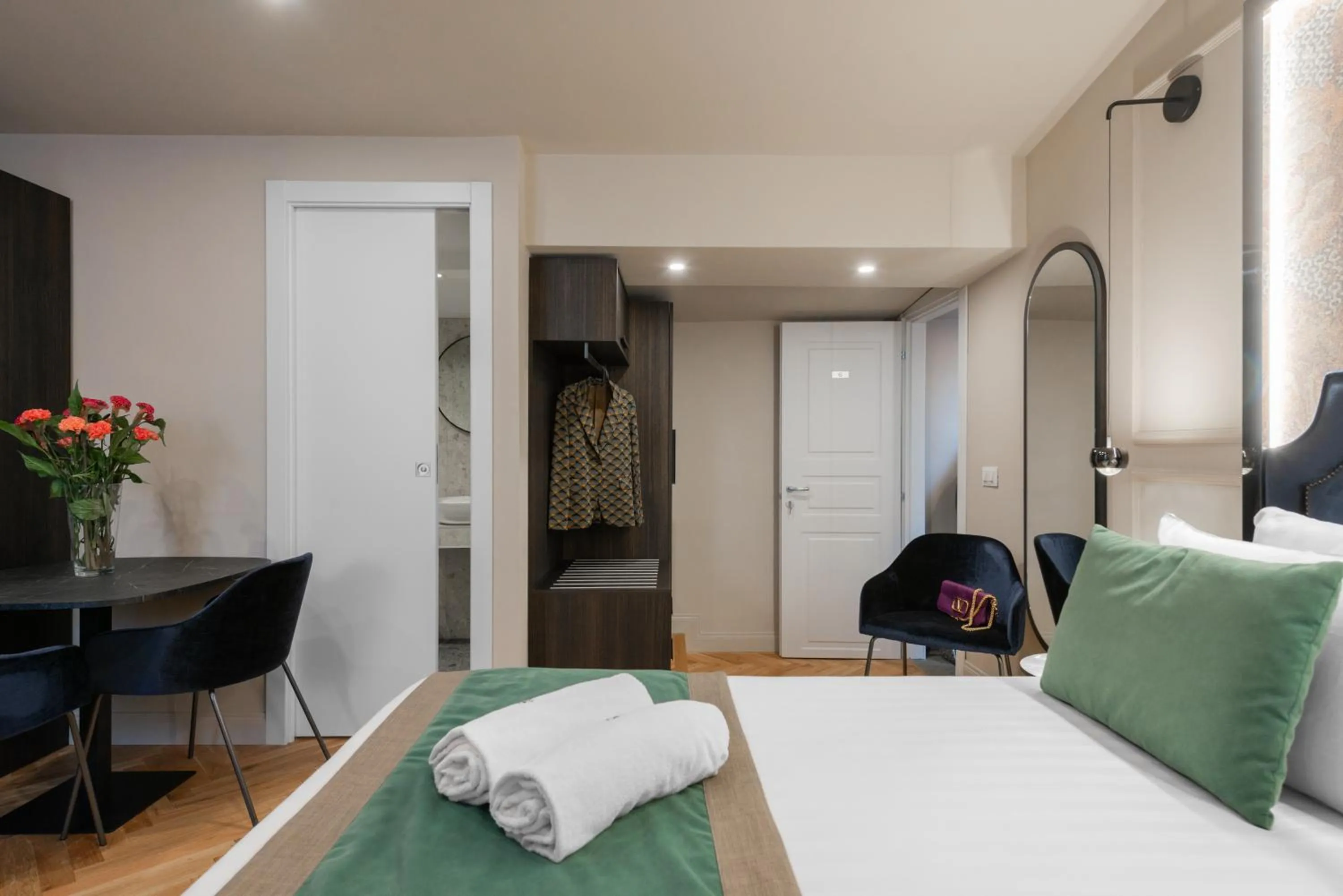 Bed in H77 Apartments - Maison D'Art Collection