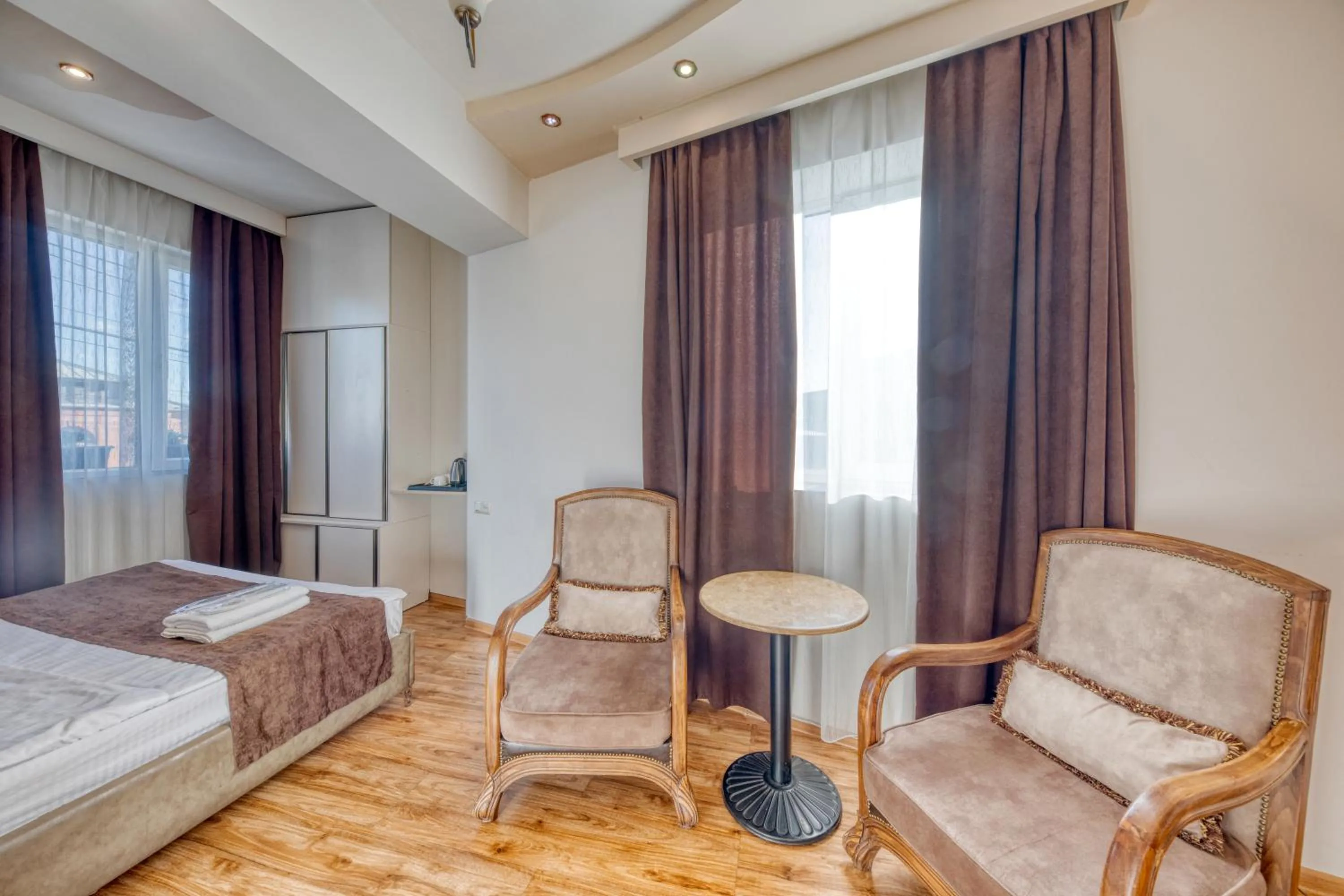 Seating area, Bed in Aleppo Hotel