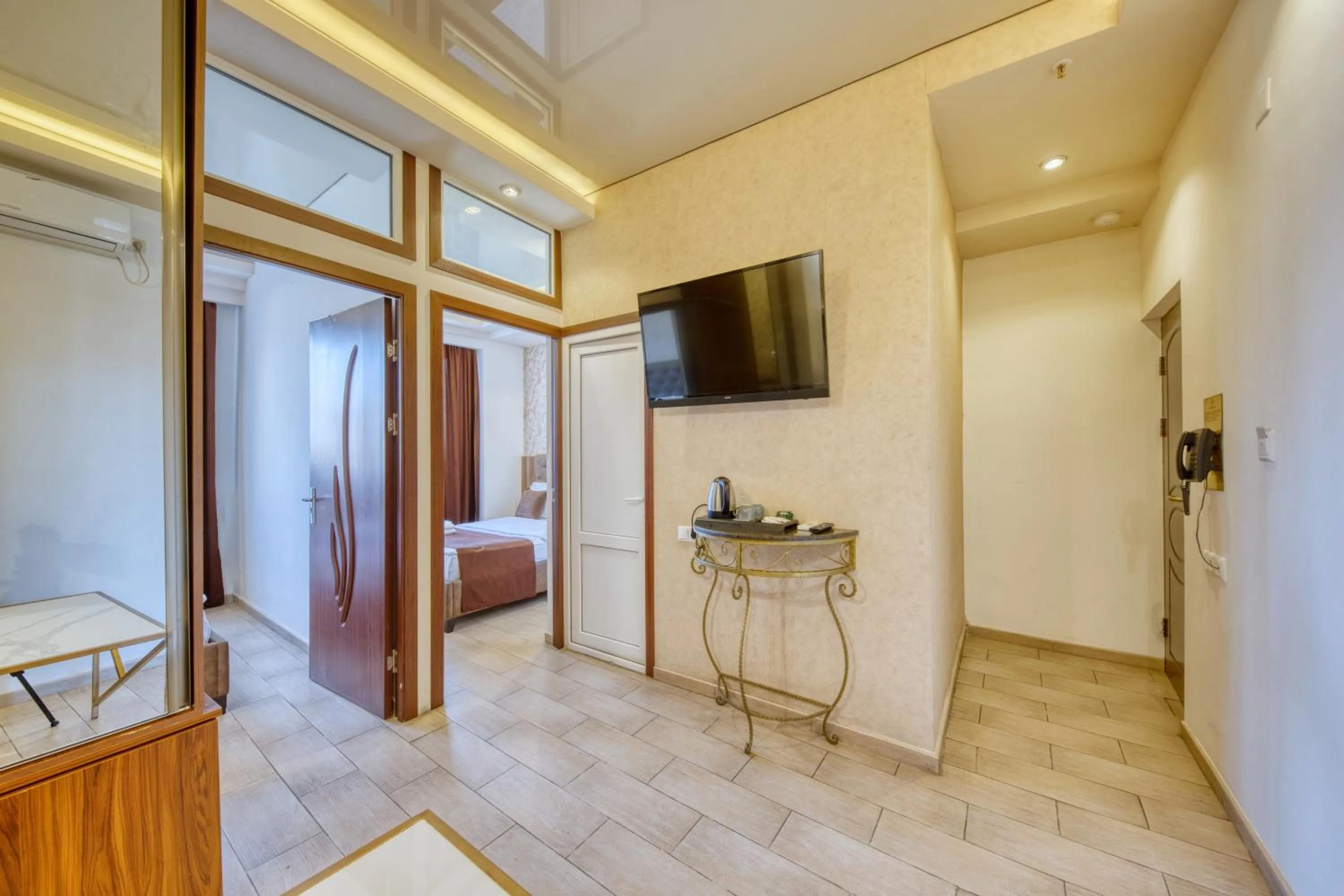 Photo of the whole room, Bed in Aleppo Hotel