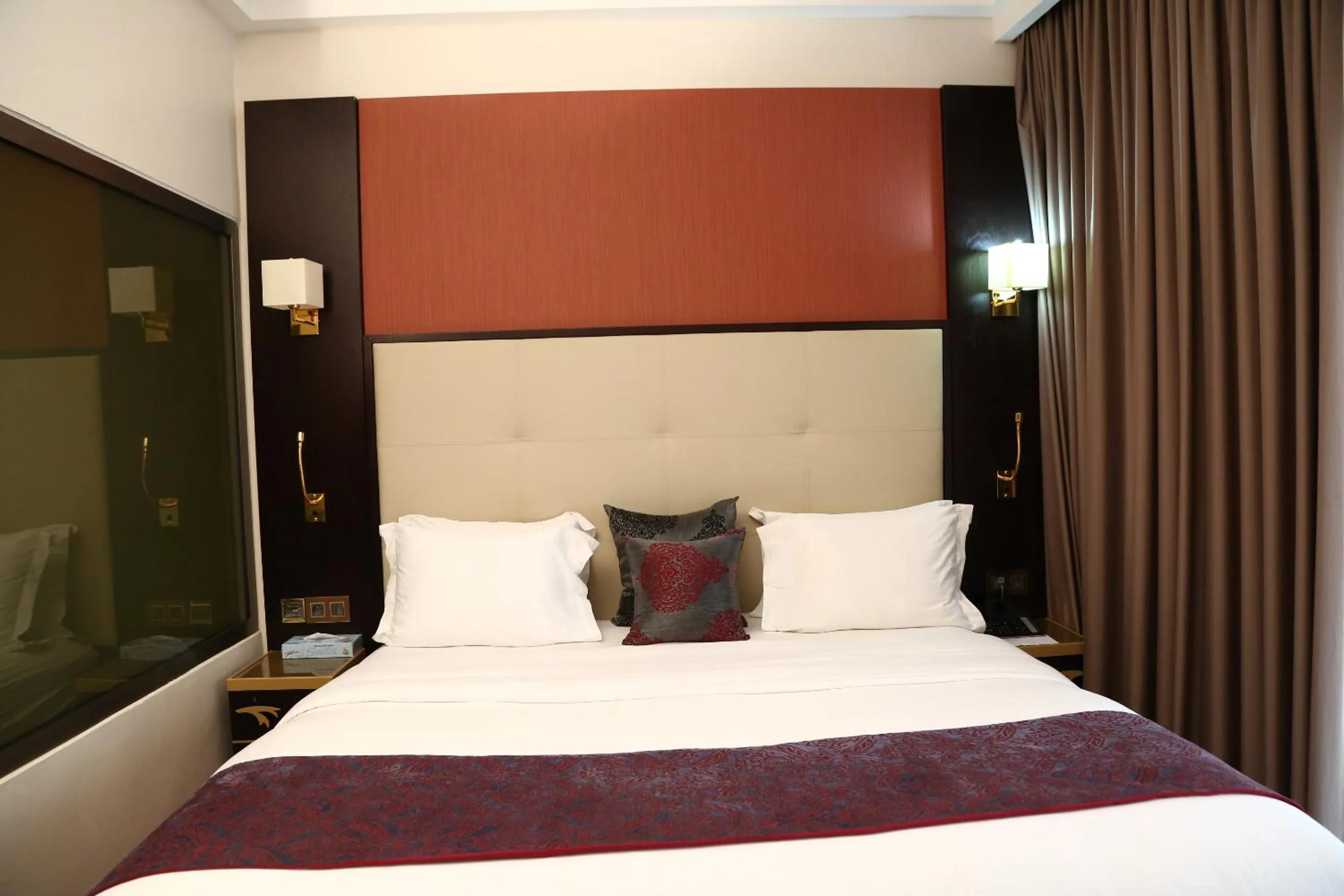 Bedroom, Bed in Hôtel Fleur de Lys Plateau