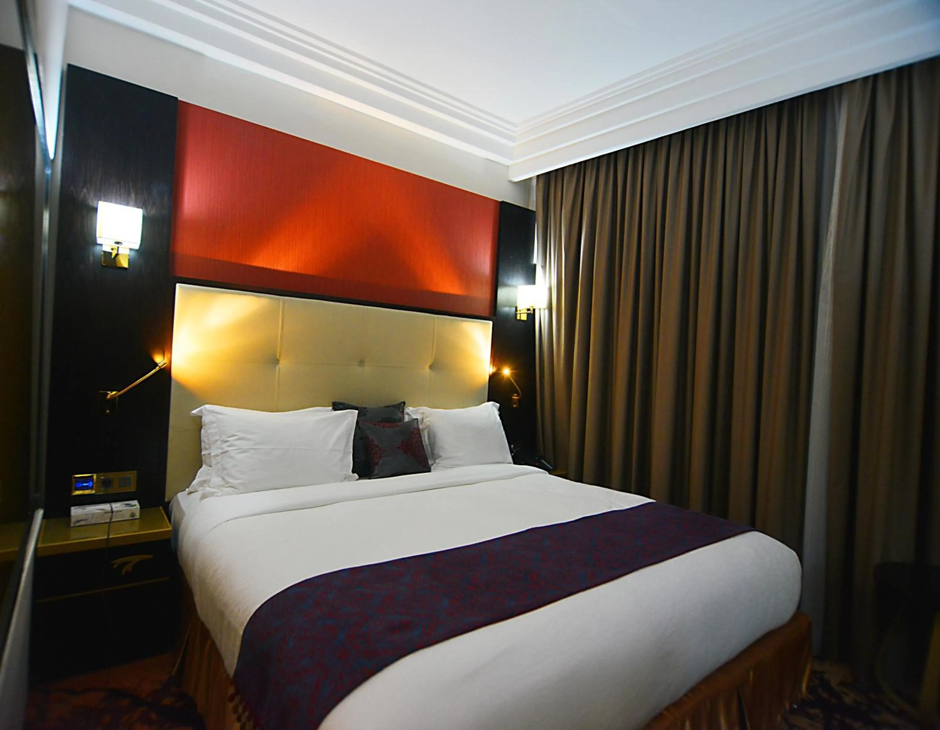 Bedroom, Bed in Hôtel Fleur de Lys Plateau