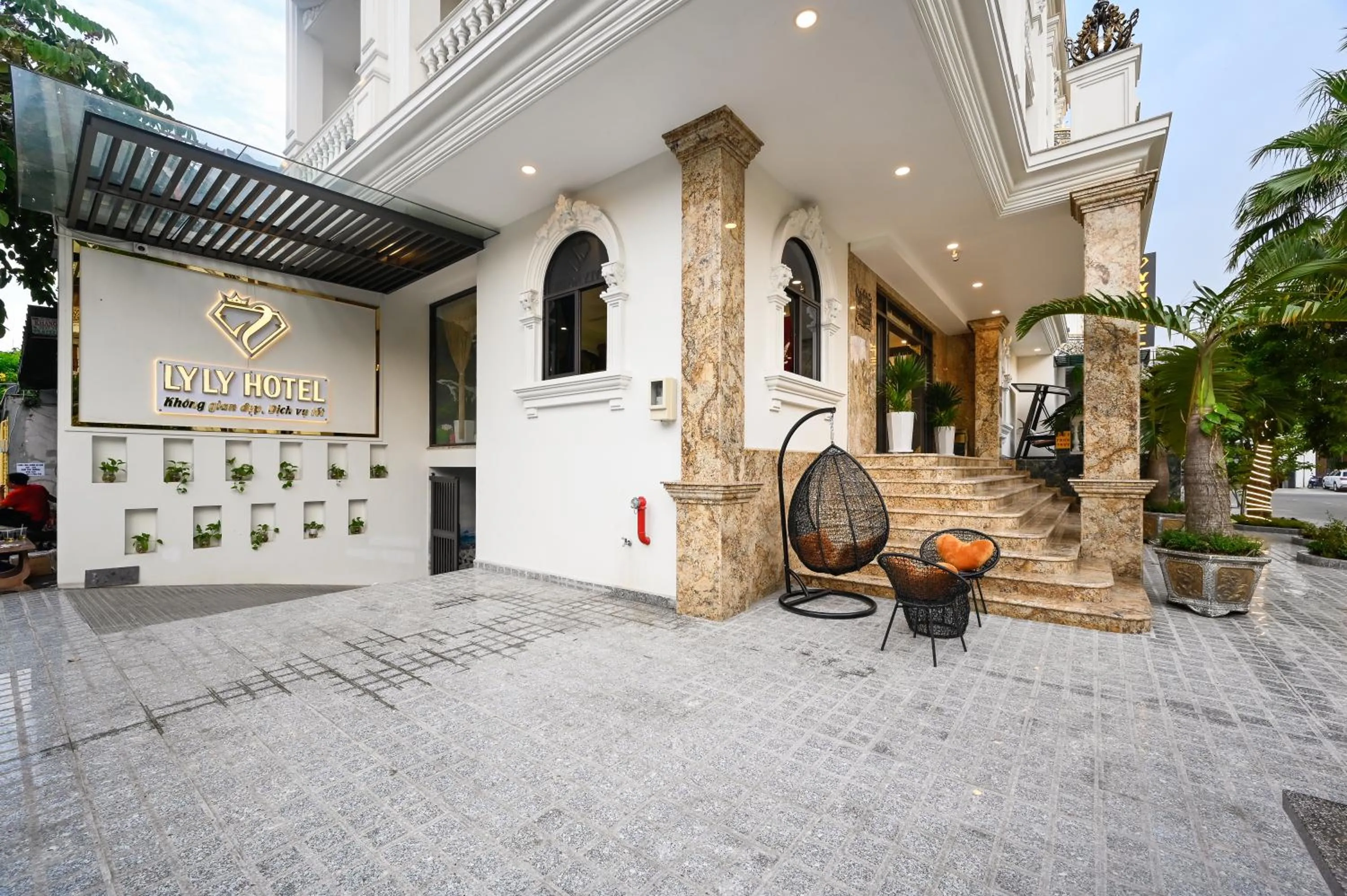 Ly Ly Luxury Hotel