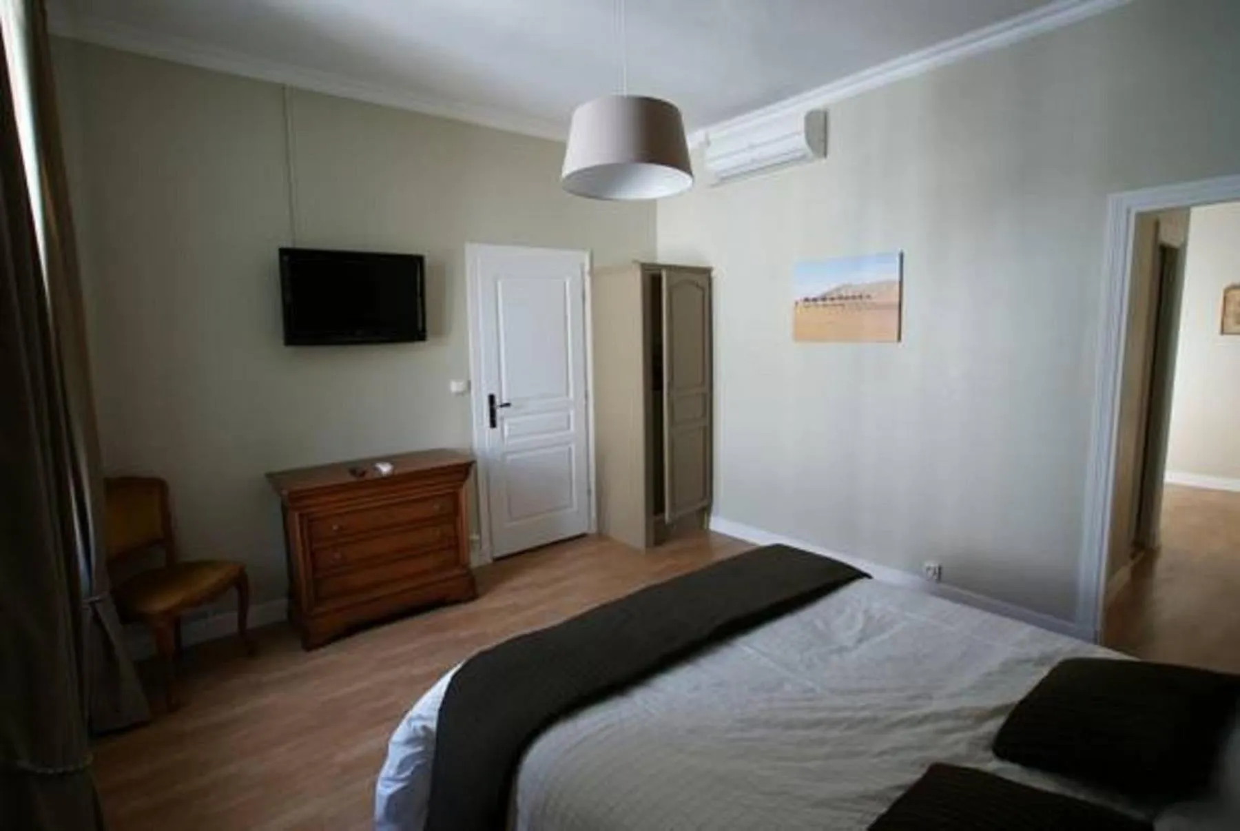 Photo of the whole room in Carcassonne Guesthouse