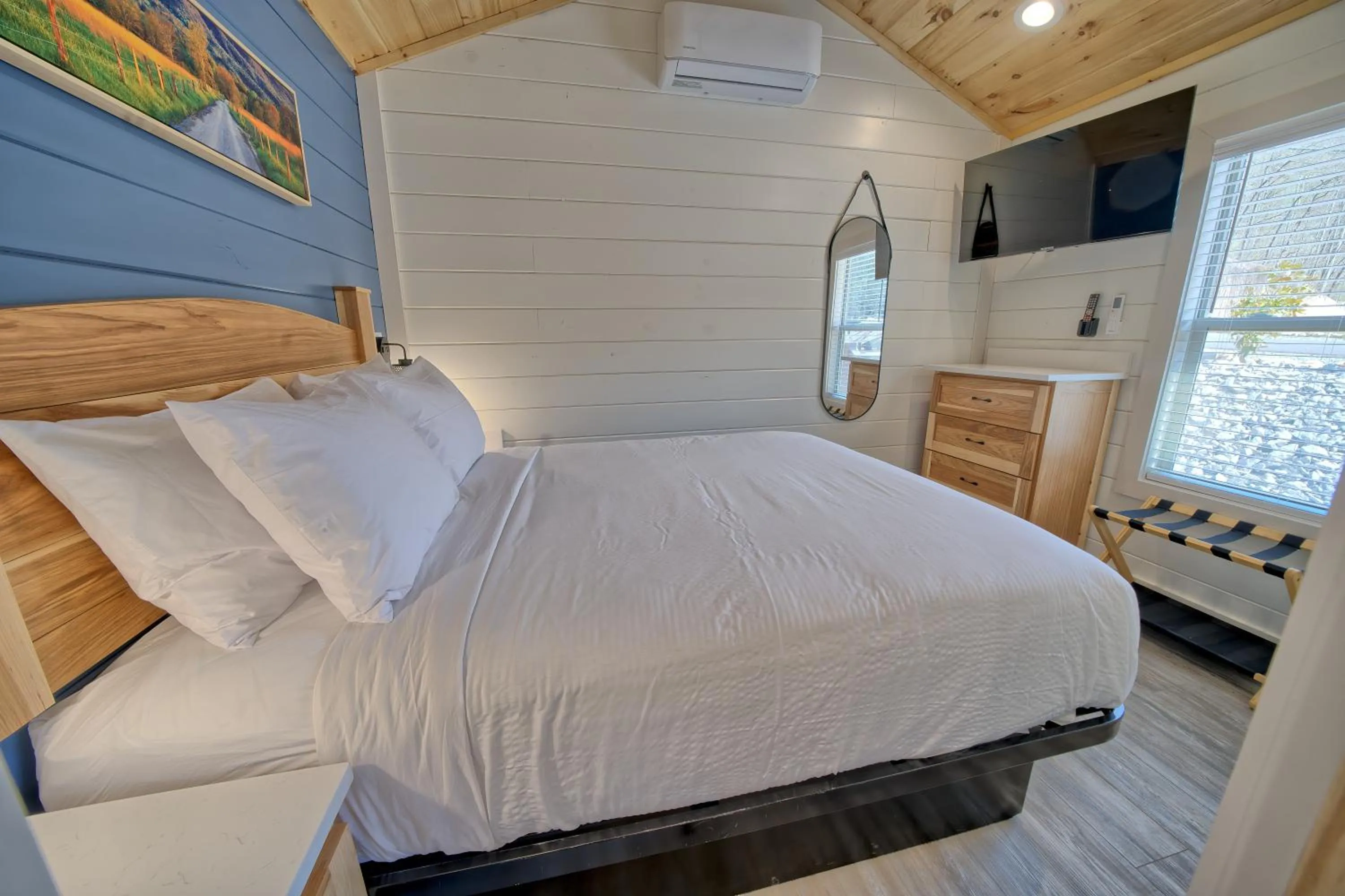 Bedroom, Bed in Dudley Creek RV Resort