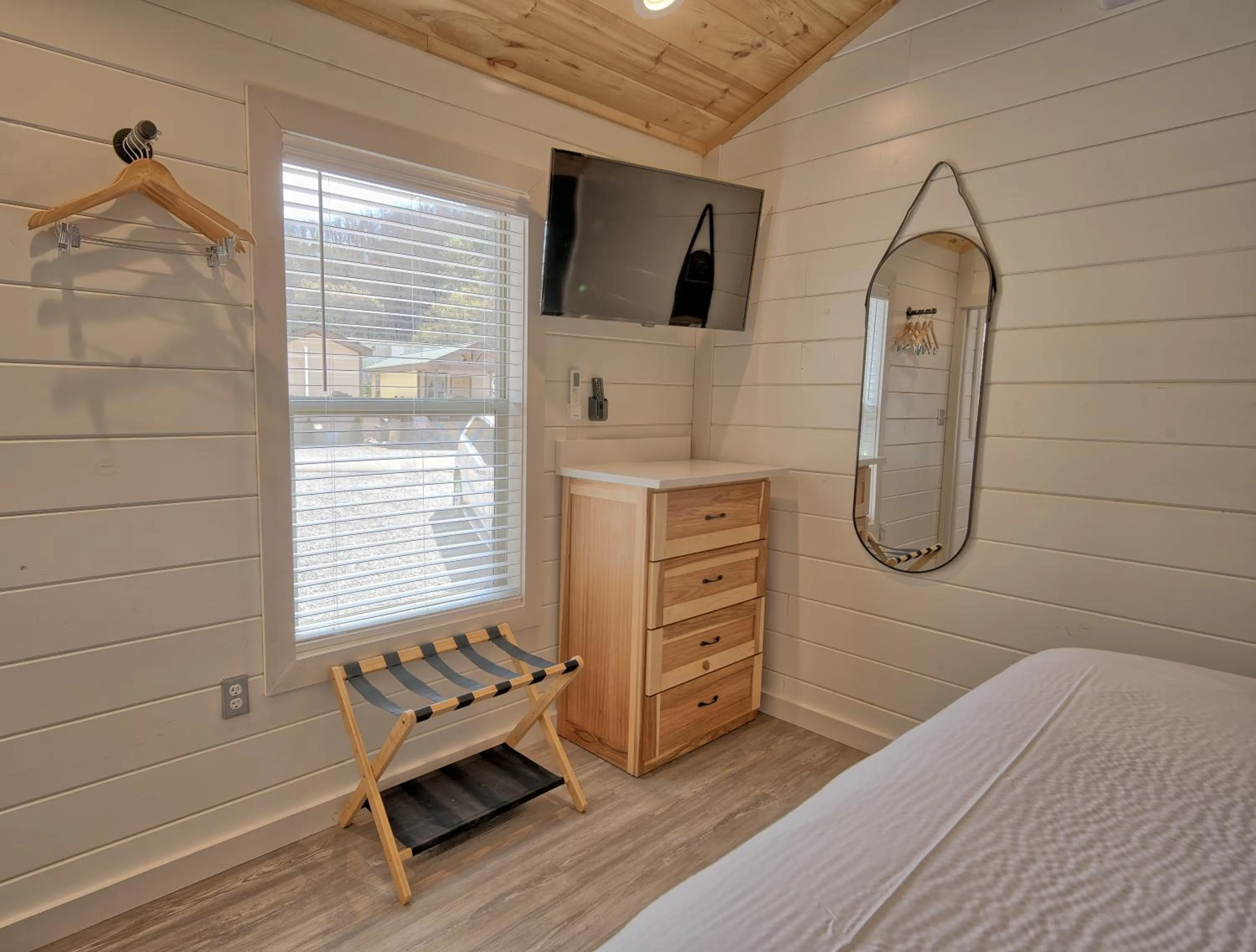 TV and multimedia, Bed in Dudley Creek RV Resort