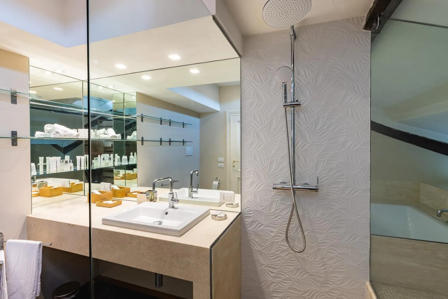 Shower in Navona 49 Luxury Suites&Apartment