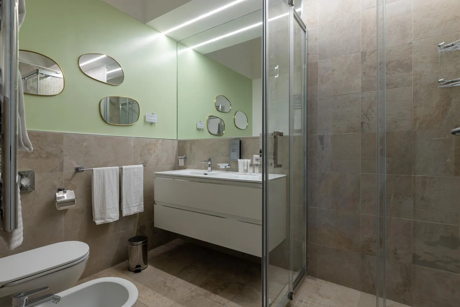 Shower in Navona 49 Luxury Suites&Apartment